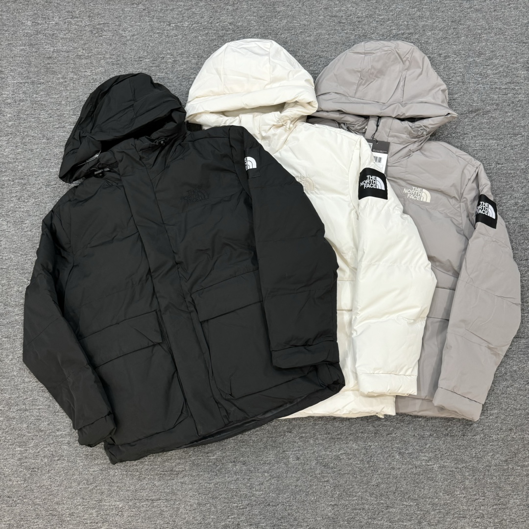 P280💰
THE NORTH FACE/北面 都市机能风 工装魔术贴 连帽羽绒棉服
@暗扣+拉链+魔术贴
🤩三重防风设计

#北面巅峰之作！高端于任何一款the north face羽绒服！

#实力推荐~最简单的基础款 最无年龄限制!!

#这也是户外的登山系列，爆炸厚实，一般是在户外极寒天气穿着，基本上可以抵御零下几十度的严寒了，工艺十分复杂，并非单纯一件羽绒棉服那么简单，全部都是出口日本的原装
作为今年秋冬第一款正式推荐的羽绒棉服，绝对够重磅！在冬天，北面羽绒棉服是必须人手一件的，经典且保暖！
高充绒棉填充，蓬松度和保暖性极佳，超厚实，而且内胆都是face专用，客供进口 穿上只有暖的感觉！

🖤
非常厚实，原装YKK拉链头，浑身上下都是细节，哪哪都是大牌的品质！！
遇到就别错过！毕竟，在冬天，羽绒棉服真的比男朋友保暖
工艺细节看这里！功能性细节必不可少！！
一切都是工艺说话，从五金，版型，到材质，它都都足以媲美任何大牌！！

🖤
大面积的内层口袋设计和立体剪裁！
比之平时的简约款式多了很多个复杂的程序
这样一件衣服2.6斤左右基本每一件都超重
大家可以想而知品质蓬松度是多么的怉满！
底绒丰厚、细柔灵活耐磨，光泽非常好！！

▪️胸弟集美们收到可以上身体验舒适度! 质量和面料就算不懂的胸弟集美们也能感受出来咱家的质量顶不顶👍🏻

#⚠️强调：咱家衣服面料细节胸弟集美们可以回去拿别家同款随意对比!! 区别市面低版本Lj通货!! 那种薄的像纸的、还没穿就起球的、穿上一出汗就黏的、光还没照就薄的透的，别来沾边~
‼️我们不砸价不压价，用心供货只做高版本!!! 胸弟集美们一定要看清楚我家细节，我家图片均为店主本人实拍❤️收到后可以核对质量细节，避免被混发，就算不太懂的集美们，那咱们花小钱买一件穿几年和穿几天的区别我相信都是知道哒😂

『店主细节实拍的品控自观』所见即所得✅

◎Color：M L XL XXL

◎Size：黑色 / 白色 / 银灰色

❍ #The North Face致力向众多登山运动员、滑雪运动员、耐力跑运动员和探险人员提供市场上技术最先进的产品，与运动员一起成就专业。作为当今全球户外运动领导品牌，The North Face®乐斯菲斯以经过运动员测试探索、适应各类户外需求的产品帮助世人探索、挑战人类潜能的极限；与此同时，品牌始终致力于保护户外环境，通过各类可持续发展项目将人类对自然环境所产生的影响降到最低。