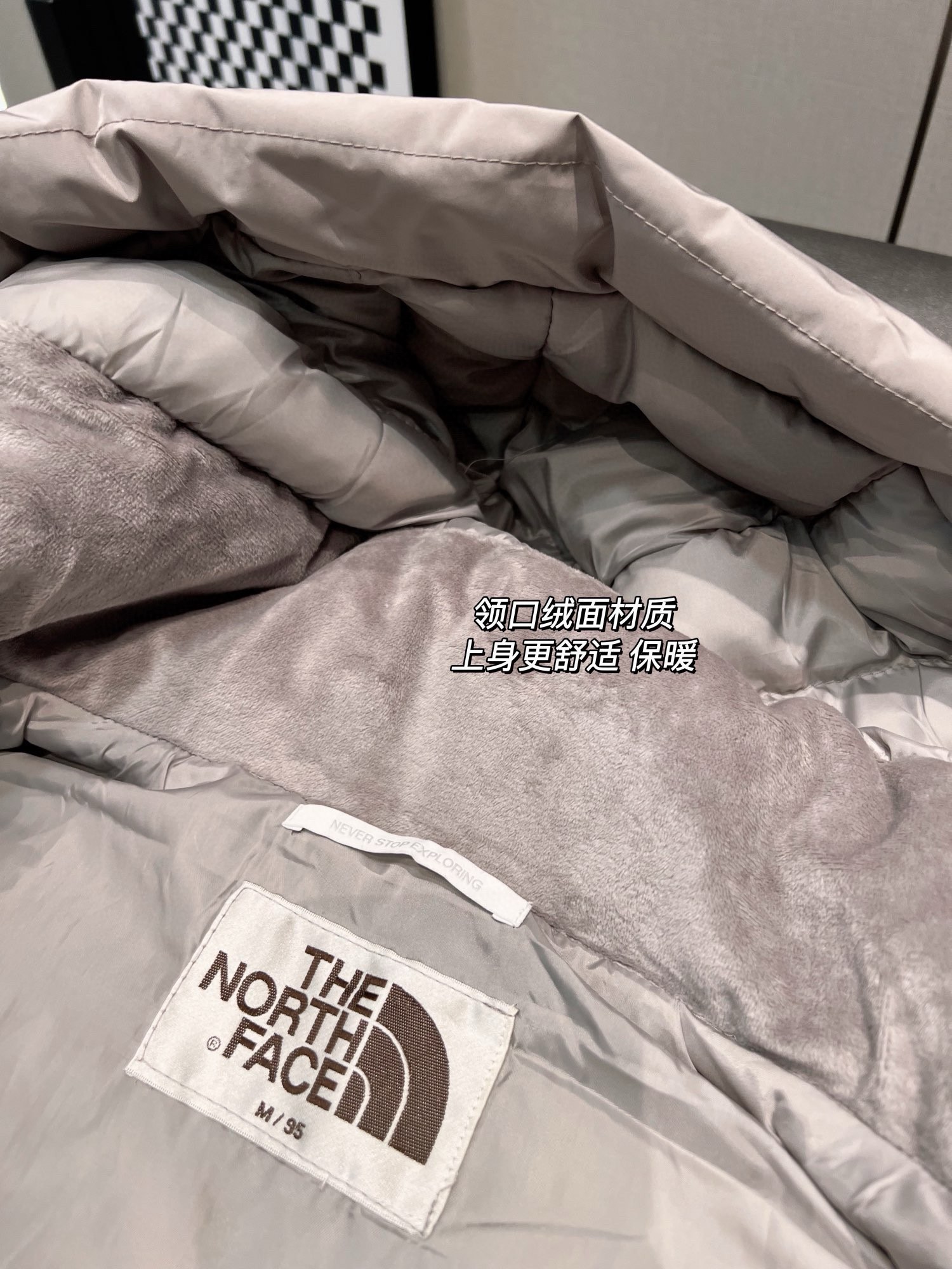 P280💰
THE NORTH FACE/北面 都市机能风 工装魔术贴 连帽羽绒棉服
@暗扣+拉链+魔术贴
🤩三重防风设计

#北面巅峰之作！高端于任何一款the north face羽绒服！

#实力推荐~最简单的基础款 最无年龄限制!!

#这也是户外的登山系列，爆炸厚实，一般是在户外极寒天气穿着，基本上可以抵御零下几十度的严寒了，工艺十分复杂，并非单纯一件羽绒棉服那么简单，全部都是出口日本的原装
作为今年秋冬第一款正式推荐的羽绒棉服，绝对够重磅！在冬天，北面羽绒棉服是必须人手一件的，经典且保暖！
高充绒棉填充，蓬松度和保暖性极佳，超厚实，而且内胆都是face专用，客供进口 穿上只有暖的感觉！

🖤
非常厚实，原装YKK拉链头，浑身上下都是细节，哪哪都是大牌的品质！！
遇到就别错过！毕竟，在冬天，羽绒棉服真的比男朋友保暖
工艺细节看这里！功能性细节必不可少！！
一切都是工艺说话，从五金，版型，到材质，它都都足以媲美任何大牌！！

🖤
大面积的内层口袋设计和立体剪裁！
比之平时的简约款式多了很多个复杂的程序
这样一件衣服2.6斤左右基本每一件都超重
大家可以想而知品质蓬松度是多么的怉满！
底绒丰厚、细柔灵活耐磨，光泽非常好！！

▪️胸弟集美们收到可以上身体验舒适度! 质量和面料就算不懂的胸弟集美们也能感受出来咱家的质量顶不顶👍🏻

#⚠️强调：咱家衣服面料细节胸弟集美们可以回去拿别家同款随意对比!! 区别市面低版本Lj通货!! 那种薄的像纸的、还没穿就起球的、穿上一出汗就黏的、光还没照就薄的透的，别来沾边~
‼️我们不砸价不压价，用心供货只做高版本!!! 胸弟集美们一定要看清楚我家细节，我家图片均为店主本人实拍❤️收到后可以核对质量细节，避免被混发，就算不太懂的集美们，那咱们花小钱买一件穿几年和穿几天的区别我相信都是知道哒😂

『店主细节实拍的品控自观』所见即所得✅

◎Color：M L XL XXL

◎Size：黑色 / 白色 / 银灰色

❍ #The North Face致力向众多登山运动员、滑雪运动员、耐力跑运动员和探险人员提供市场上技术最先进的产品，与运动员一起成就专业。作为当今全球户外运动领导品牌，The North Face®乐斯菲斯以经过运动员测试探索、适应各类户外需求的产品帮助世人探索、挑战人类潜能的极限；与此同时，品牌始终致力于保护户外环境，通过各类可持续发展项目将人类对自然环境所产生的影响降到最低。