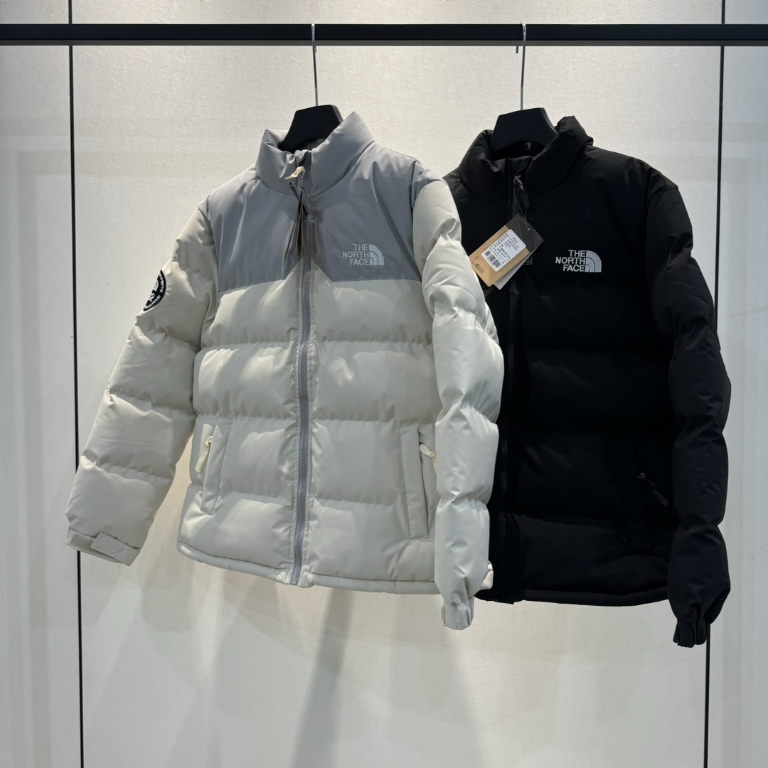 P255💰
THE NORTH FACE/北面 1992微徽 拼接立领重工羽绒棉服
@重工微徽
🤩三重防风设计

#北面巅峰之作！1992高端于任何一款the north face羽绒服！

#实力推荐~ 1992最简单的拼接基础款 最无年龄限制!!

#这也是户外的登山系列，爆炸厚实，一般是在户外极寒天气穿着，基本上可以抵御零下几十度的严寒了，工艺十分复杂，并非单纯一件羽绒棉服那么简单，全部都是出口日本的原装
作为今年秋冬第一款正式推荐的羽绒棉服，绝对够重磅！在冬天，北面羽绒棉服是必须人手一件的，经典且保暖！
高充绒棉填充，蓬松度和保暖性极佳，超厚实，而且内胆都是face专用，客供进口 穿上只有暖的感觉！

🖤
非常厚实，原装YKK拉链头，浑身上下都是细节，哪哪都是大牌的品质！！
遇到就别错过！毕竟，在冬天，羽绒棉服真的比男朋友保暖
工艺细节看这里！功能性细节必不可少！！
一切都是工艺说话，从五金，版型，到材质，它都都足以媲美任何大牌！！

🖤
大面积的内层口袋设计和立体剪裁！
比之平时的简约款式多了很多个复杂的程序
这样一件衣服2.6斤左右基本每一件都超重
大家可以想而知品质蓬松度是多么的怉满！
底绒丰厚、细柔灵活耐磨，光泽非常好！！

▪️胸弟集美们收到可以上身体验舒适度! 质量和面料就算不懂的胸弟集美们也能感受出来咱家的质量顶不顶👍🏻

#⚠️强调：咱家衣服面料细节胸弟集美们可以回去拿别家同款随意对比!! 区别市面低版本Lj通货!! 那种薄的像纸的、还没穿就起球的、穿上一出汗就黏的、光还没照就薄的透的，别来沾边~
‼️我们不砸价不压价，用心供货只做高版本!!! 胸弟集美们一定要看清楚我家细节，我家图片均为店主本人实拍❤️收到后可以核对质量细节，避免被混发，就算不太懂的集美们，那咱们花小钱买一件穿几年和穿几天的区别我相信都是知道哒😂

『店主细节实拍的品控自观』所见即所得✅

◎Color：M L XL XXL

◎Size：黑色 / 白色 

❍ #The North Face致力向众多登山运动员、滑雪运动员、耐力跑运动员和探险人员提供市场上技术最先进的产品，与运动员一起成就专业。作为当今全球户外运动领导品牌，The North Face®乐斯菲斯以经过运动员测试探索、适应各类户外需求的产品帮助世人探索、挑战人类潜能的极限；与此同时，品牌始终致力于保护户外环境，通过各类可持续发展项目将人类对自然环境所产生的影响降到最低。