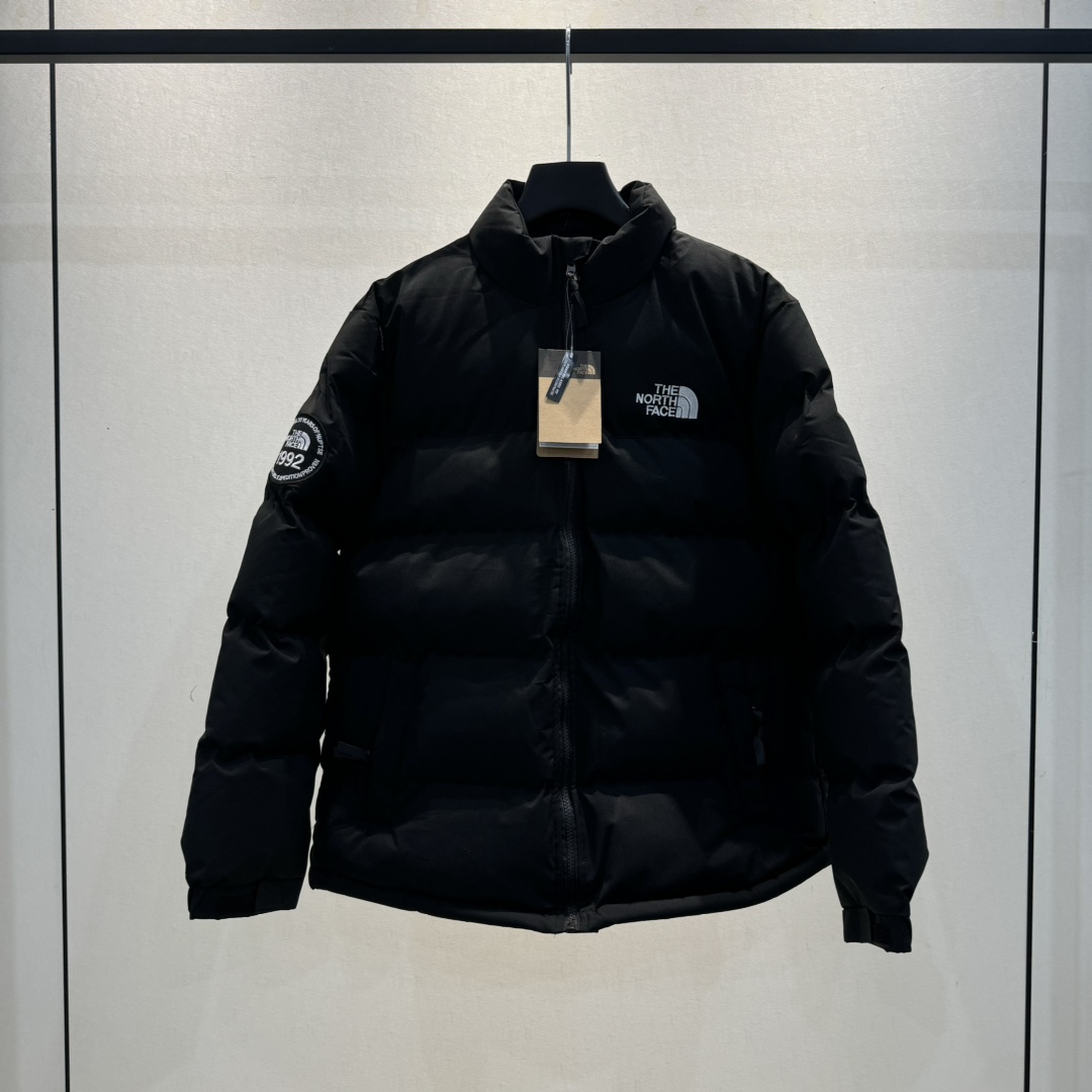 P255💰
THE NORTH FACE/北面 1992微徽 拼接立领重工羽绒棉服
@重工微徽
🤩三重防风设计

#北面巅峰之作！1992高端于任何一款the north face羽绒服！

#实力推荐~ 1992最简单的拼接基础款 最无年龄限制!!

#这也是户外的登山系列，爆炸厚实，一般是在户外极寒天气穿着，基本上可以抵御零下几十度的严寒了，工艺十分复杂，并非单纯一件羽绒棉服那么简单，全部都是出口日本的原装
作为今年秋冬第一款正式推荐的羽绒棉服，绝对够重磅！在冬天，北面羽绒棉服是必须人手一件的，经典且保暖！
高充绒棉填充，蓬松度和保暖性极佳，超厚实，而且内胆都是face专用，客供进口 穿上只有暖的感觉！

🖤
非常厚实，原装YKK拉链头，浑身上下都是细节，哪哪都是大牌的品质！！
遇到就别错过！毕竟，在冬天，羽绒棉服真的比男朋友保暖
工艺细节看这里！功能性细节必不可少！！
一切都是工艺说话，从五金，版型，到材质，它都都足以媲美任何大牌！！

🖤
大面积的内层口袋设计和立体剪裁！
比之平时的简约款式多了很多个复杂的程序
这样一件衣服2.6斤左右基本每一件都超重
大家可以想而知品质蓬松度是多么的怉满！
底绒丰厚、细柔灵活耐磨，光泽非常好！！

▪️胸弟集美们收到可以上身体验舒适度! 质量和面料就算不懂的胸弟集美们也能感受出来咱家的质量顶不顶👍🏻

#⚠️强调：咱家衣服面料细节胸弟集美们可以回去拿别家同款随意对比!! 区别市面低版本Lj通货!! 那种薄的像纸的、还没穿就起球的、穿上一出汗就黏的、光还没照就薄的透的，别来沾边~
‼️我们不砸价不压价，用心供货只做高版本!!! 胸弟集美们一定要看清楚我家细节，我家图片均为店主本人实拍❤️收到后可以核对质量细节，避免被混发，就算不太懂的集美们，那咱们花小钱买一件穿几年和穿几天的区别我相信都是知道哒😂

『店主细节实拍的品控自观』所见即所得✅

◎Color：M L XL XXL

◎Size：黑色 / 白色 

❍ #The North Face致力向众多登山运动员、滑雪运动员、耐力跑运动员和探险人员提供市场上技术最先进的产品，与运动员一起成就专业。作为当今全球户外运动领导品牌，The North Face®乐斯菲斯以经过运动员测试探索、适应各类户外需求的产品帮助世人探索、挑战人类潜能的极限；与此同时，品牌始终致力于保护户外环境，通过各类可持续发展项目将人类对自然环境所产生的影响降到最低。