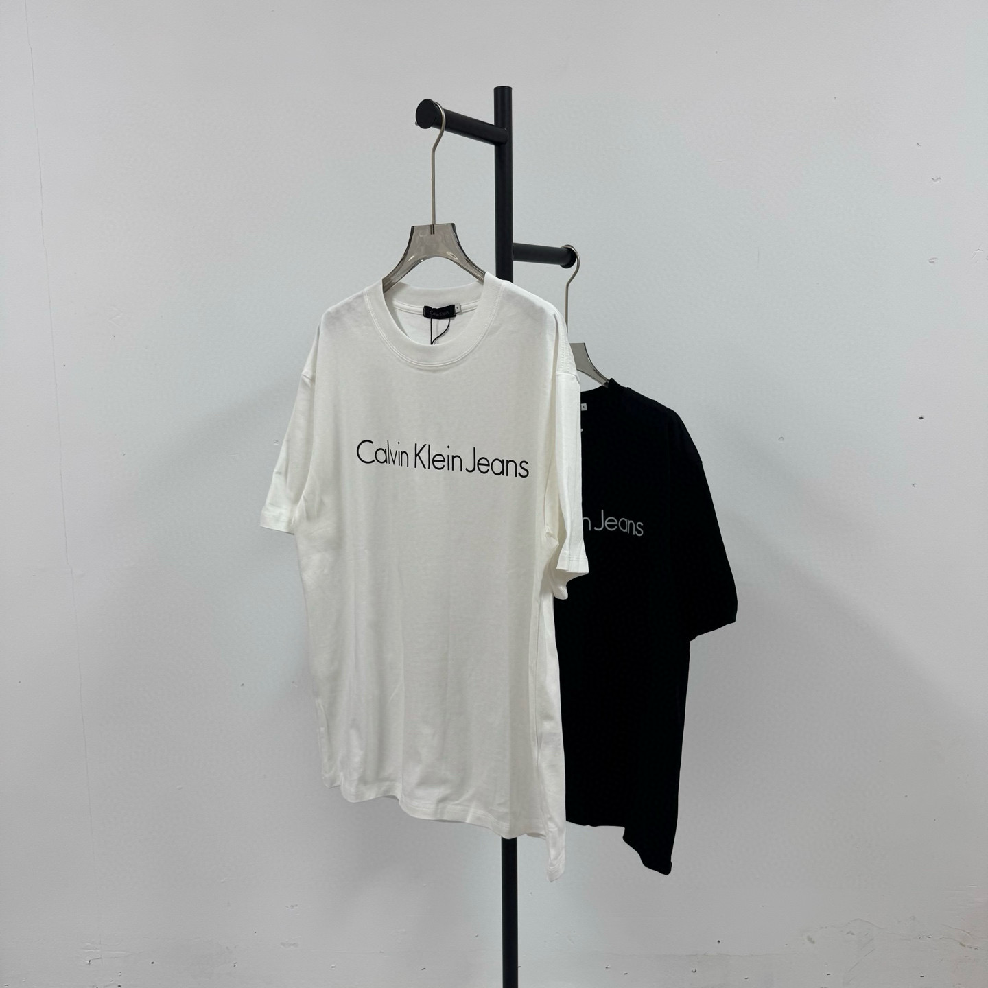 P75💰
Calvin Klein Ck 经典logo 黑白印花工艺短袖T恤 
@260克32支纯棉双纱 配镭射标

-不上过多吹牛的文案 直接上图上细节 懂行的老板直接看品控 独家背景细节实拍自观 所见即所得!!!

-用心供货只做高版本!! 且把我们的利润压到最低 给足各位老板全方位优势!! 

【实体打包/同行调货/网红博主平台代发 各位老板有量私聊长期合作售后规则 长期供应不下架 可接小批量订单】

@礼盒手提袋非配送 需自购

颜色：黑色 / 白色

尺码：S M L XL

⚠️强调：咱家衣服面料细节老板们可以回去拿别家同款随意对比!! 用心供货区别市面低版本Lj通货!! 那种薄的像纸的、还没穿就起球的、穿上一出汗就黏的、光还没照就薄的透的，就别来沾边了
‼️用心供货只做高版本!!! 且把利润压到最低，给足各位老板优势!!!老板们一定要看清楚我家细节，我家图片均为本人实拍独家背景❤️收到后可以核对质量细节，避免被混发，就算不太懂的集美们，那咱们花小钱买一件穿几年和穿几天的区别我相信都是知道哒😂