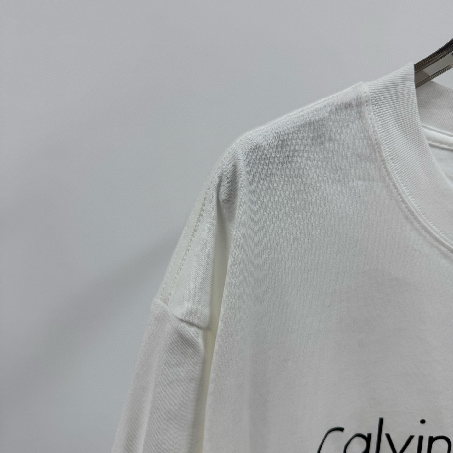 P75💰
Calvin Klein Ck 经典logo 黑白印花工艺短袖T恤 
@260克32支纯棉双纱 配镭射标

-不上过多吹牛的文案 直接上图上细节 懂行的老板直接看品控 独家背景细节实拍自观 所见即所得!!!

-用心供货只做高版本!! 且把我们的利润压到最低 给足各位老板全方位优势!! 

【实体打包/同行调货/网红博主平台代发 各位老板有量私聊长期合作售后规则 长期供应不下架 可接小批量订单】

@礼盒手提袋非配送 需自购

颜色：黑色 / 白色

尺码：S M L XL

⚠️强调：咱家衣服面料细节老板们可以回去拿别家同款随意对比!! 用心供货区别市面低版本Lj通货!! 那种薄的像纸的、还没穿就起球的、穿上一出汗就黏的、光还没照就薄的透的，就别来沾边了
‼️用心供货只做高版本!!! 且把利润压到最低，给足各位老板优势!!!老板们一定要看清楚我家细节，我家图片均为本人实拍独家背景❤️收到后可以核对质量细节，避免被混发，就算不太懂的集美们，那咱们花小钱买一件穿几年和穿几天的区别我相信都是知道哒😂