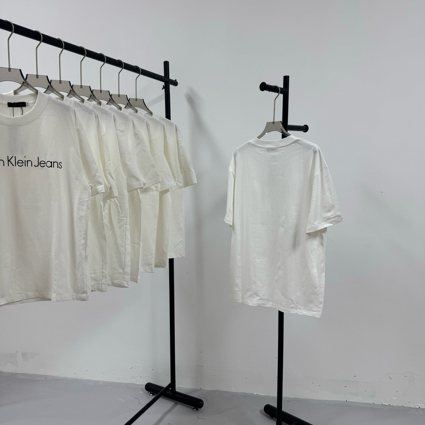 P75💰
Calvin Klein Ck 经典logo 黑白印花工艺短袖T恤 
@260克32支纯棉双纱 配镭射标

-不上过多吹牛的文案 直接上图上细节 懂行的老板直接看品控 独家背景细节实拍自观 所见即所得!!!

-用心供货只做高版本!! 且把我们的利润压到最低 给足各位老板全方位优势!! 

【实体打包/同行调货/网红博主平台代发 各位老板有量私聊长期合作售后规则 长期供应不下架 可接小批量订单】

@礼盒手提袋非配送 需自购

颜色：黑色 / 白色

尺码：S M L XL

⚠️强调：咱家衣服面料细节老板们可以回去拿别家同款随意对比!! 用心供货区别市面低版本Lj通货!! 那种薄的像纸的、还没穿就起球的、穿上一出汗就黏的、光还没照就薄的透的，就别来沾边了
‼️用心供货只做高版本!!! 且把利润压到最低，给足各位老板优势!!!老板们一定要看清楚我家细节，我家图片均为本人实拍独家背景❤️收到后可以核对质量细节，避免被混发，就算不太懂的集美们，那咱们花小钱买一件穿几年和穿几天的区别我相信都是知道哒😂