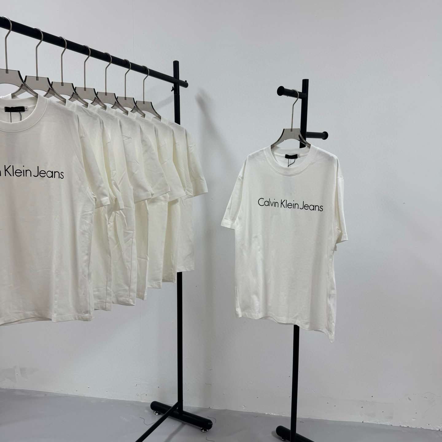 P75💰
Calvin Klein Ck 经典logo 黑白印花工艺短袖T恤 
@260克32支纯棉双纱 配镭射标

-不上过多吹牛的文案 直接上图上细节 懂行的老板直接看品控 独家背景细节实拍自观 所见即所得!!!

-用心供货只做高版本!! 且把我们的利润压到最低 给足各位老板全方位优势!! 

【实体打包/同行调货/网红博主平台代发 各位老板有量私聊长期合作售后规则 长期供应不下架 可接小批量订单】

@礼盒手提袋非配送 需自购

颜色：黑色 / 白色

尺码：S M L XL

⚠️强调：咱家衣服面料细节老板们可以回去拿别家同款随意对比!! 用心供货区别市面低版本Lj通货!! 那种薄的像纸的、还没穿就起球的、穿上一出汗就黏的、光还没照就薄的透的，就别来沾边了
‼️用心供货只做高版本!!! 且把利润压到最低，给足各位老板优势!!!老板们一定要看清楚我家细节，我家图片均为本人实拍独家背景❤️收到后可以核对质量细节，避免被混发，就算不太懂的集美们，那咱们花小钱买一件穿几年和穿几天的区别我相信都是知道哒😂