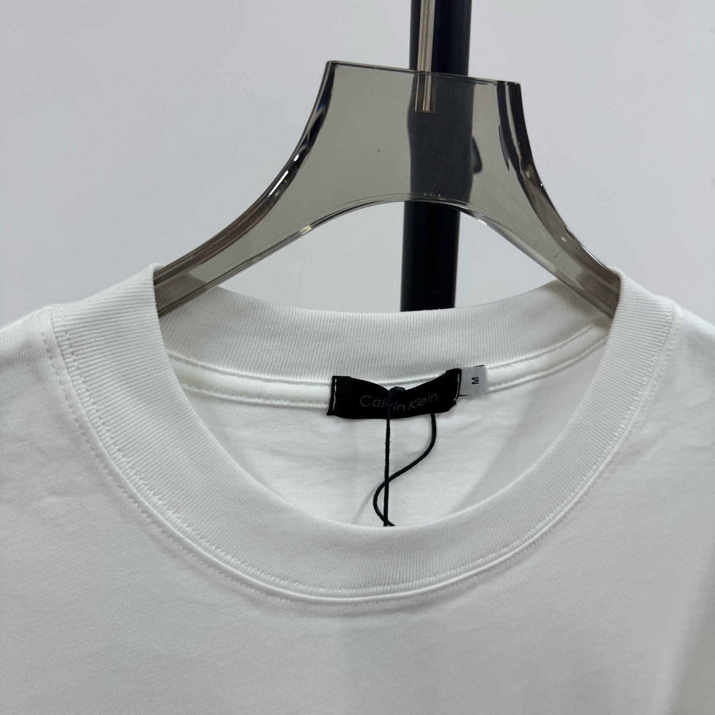 P75💰
Calvin Klein Ck 经典logo 黑白印花工艺短袖T恤 
@260克32支纯棉双纱 配镭射标

-不上过多吹牛的文案 直接上图上细节 懂行的老板直接看品控 独家背景细节实拍自观 所见即所得!!!

-用心供货只做高版本!! 且把我们的利润压到最低 给足各位老板全方位优势!! 

【实体打包/同行调货/网红博主平台代发 各位老板有量私聊长期合作售后规则 长期供应不下架 可接小批量订单】

@礼盒手提袋非配送 需自购

颜色：黑色 / 白色

尺码：S M L XL

⚠️强调：咱家衣服面料细节老板们可以回去拿别家同款随意对比!! 用心供货区别市面低版本Lj通货!! 那种薄的像纸的、还没穿就起球的、穿上一出汗就黏的、光还没照就薄的透的，就别来沾边了
‼️用心供货只做高版本!!! 且把利润压到最低，给足各位老板优势!!!老板们一定要看清楚我家细节，我家图片均为本人实拍独家背景❤️收到后可以核对质量细节，避免被混发，就算不太懂的集美们，那咱们花小钱买一件穿几年和穿几天的区别我相信都是知道哒😂