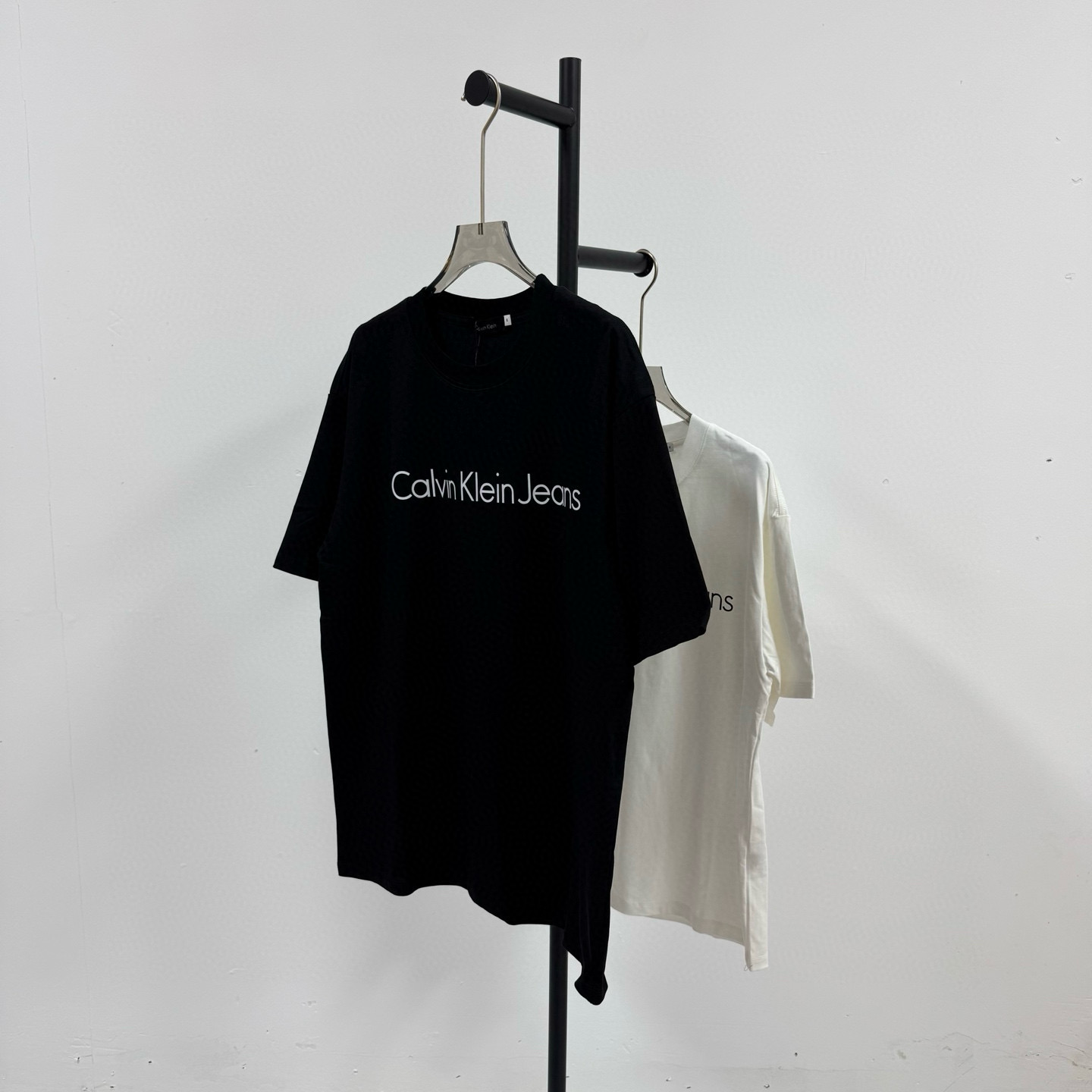 P75💰
Calvin Klein Ck 经典logo 黑白印花工艺短袖T恤 
@260克32支纯棉双纱 配镭射标

-不上过多吹牛的文案 直接上图上细节 懂行的老板直接看品控 独家背景细节实拍自观 所见即所得!!!

-用心供货只做高版本!! 且把我们的利润压到最低 给足各位老板全方位优势!! 

【实体打包/同行调货/网红博主平台代发 各位老板有量私聊长期合作售后规则 长期供应不下架 可接小批量订单】

@礼盒手提袋非配送 需自购

颜色：黑色 / 白色

尺码：S M L XL

⚠️强调：咱家衣服面料细节老板们可以回去拿别家同款随意对比!! 用心供货区别市面低版本Lj通货!! 那种薄的像纸的、还没穿就起球的、穿上一出汗就黏的、光还没照就薄的透的，就别来沾边了
‼️用心供货只做高版本!!! 且把利润压到最低，给足各位老板优势!!!老板们一定要看清楚我家细节，我家图片均为本人实拍独家背景❤️收到后可以核对质量细节，避免被混发，就算不太懂的集美们，那咱们花小钱买一件穿几年和穿几天的区别我相信都是知道哒😂