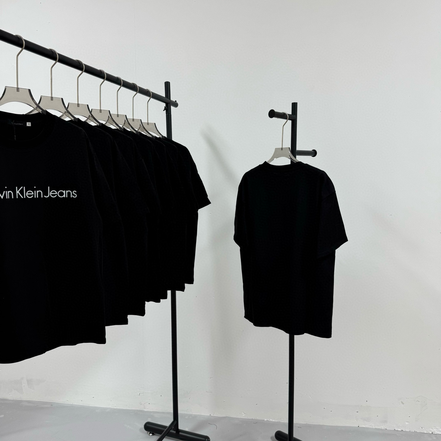 P75💰
Calvin Klein Ck 经典logo 黑白印花工艺短袖T恤 
@260克32支纯棉双纱 配镭射标

-不上过多吹牛的文案 直接上图上细节 懂行的老板直接看品控 独家背景细节实拍自观 所见即所得!!!

-用心供货只做高版本!! 且把我们的利润压到最低 给足各位老板全方位优势!! 

【实体打包/同行调货/网红博主平台代发 各位老板有量私聊长期合作售后规则 长期供应不下架 可接小批量订单】

@礼盒手提袋非配送 需自购

颜色：黑色 / 白色

尺码：S M L XL

⚠️强调：咱家衣服面料细节老板们可以回去拿别家同款随意对比!! 用心供货区别市面低版本Lj通货!! 那种薄的像纸的、还没穿就起球的、穿上一出汗就黏的、光还没照就薄的透的，就别来沾边了
‼️用心供货只做高版本!!! 且把利润压到最低，给足各位老板优势!!!老板们一定要看清楚我家细节，我家图片均为本人实拍独家背景❤️收到后可以核对质量细节，避免被混发，就算不太懂的集美们，那咱们花小钱买一件穿几年和穿几天的区别我相信都是知道哒😂