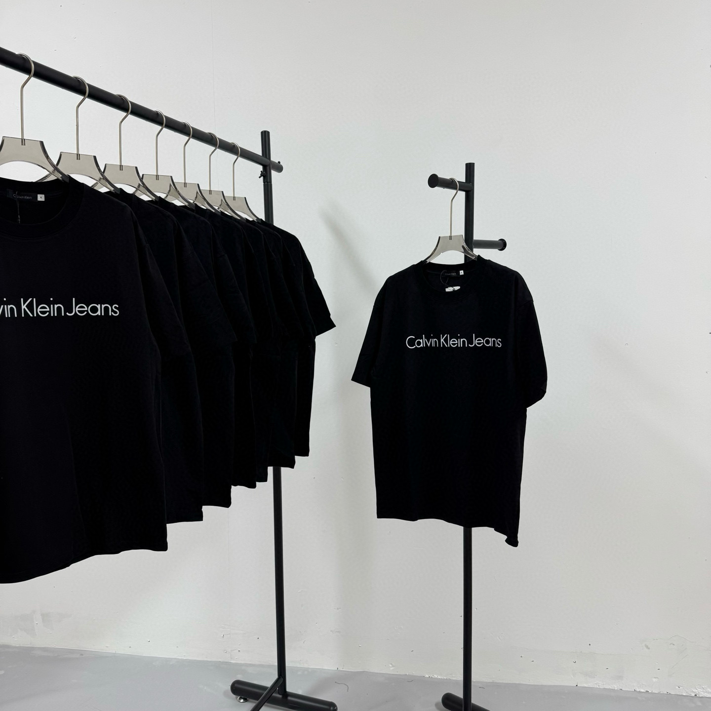 P75💰
Calvin Klein Ck 经典logo 黑白印花工艺短袖T恤 
@260克32支纯棉双纱 配镭射标

-不上过多吹牛的文案 直接上图上细节 懂行的老板直接看品控 独家背景细节实拍自观 所见即所得!!!

-用心供货只做高版本!! 且把我们的利润压到最低 给足各位老板全方位优势!! 

【实体打包/同行调货/网红博主平台代发 各位老板有量私聊长期合作售后规则 长期供应不下架 可接小批量订单】

@礼盒手提袋非配送 需自购

颜色：黑色 / 白色

尺码：S M L XL

⚠️强调：咱家衣服面料细节老板们可以回去拿别家同款随意对比!! 用心供货区别市面低版本Lj通货!! 那种薄的像纸的、还没穿就起球的、穿上一出汗就黏的、光还没照就薄的透的，就别来沾边了
‼️用心供货只做高版本!!! 且把利润压到最低，给足各位老板优势!!!老板们一定要看清楚我家细节，我家图片均为本人实拍独家背景❤️收到后可以核对质量细节，避免被混发，就算不太懂的集美们，那咱们花小钱买一件穿几年和穿几天的区别我相信都是知道哒😂