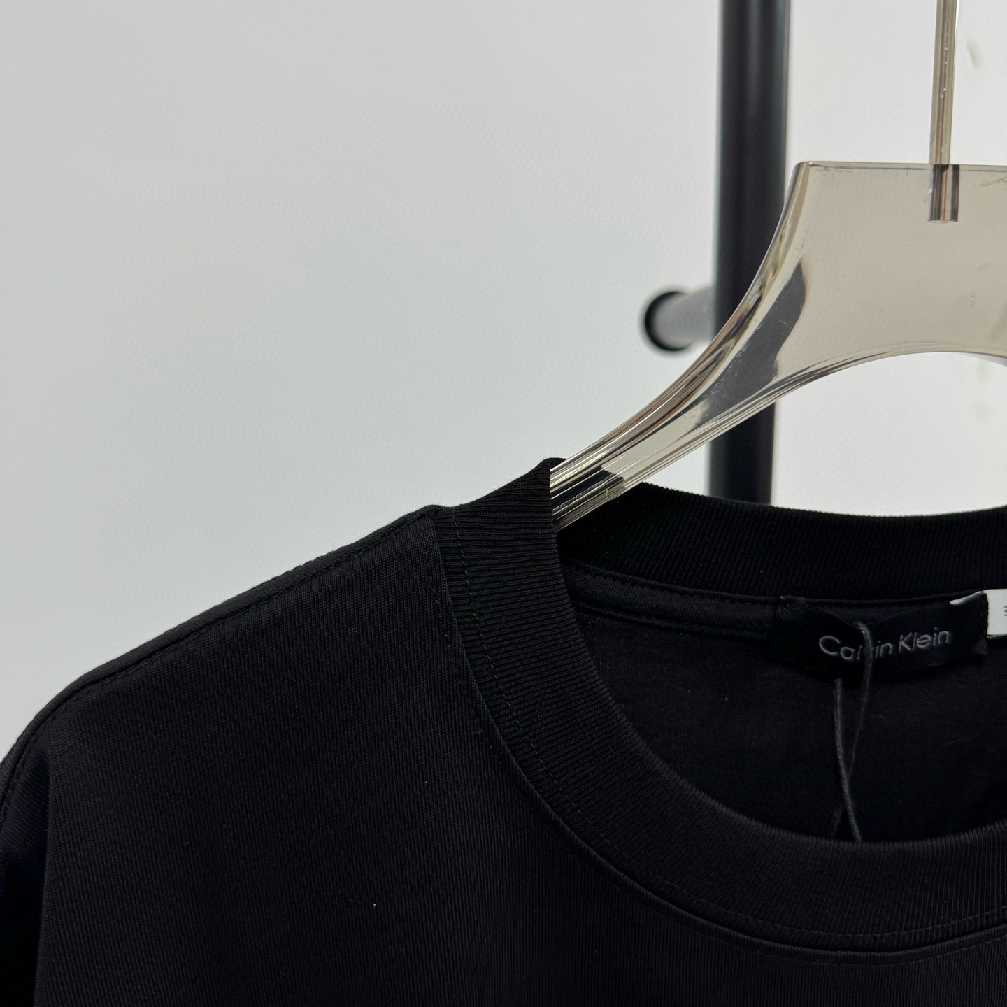 P75💰
Calvin Klein Ck 经典logo 黑白印花工艺短袖T恤 
@260克32支纯棉双纱 配镭射标

-不上过多吹牛的文案 直接上图上细节 懂行的老板直接看品控 独家背景细节实拍自观 所见即所得!!!

-用心供货只做高版本!! 且把我们的利润压到最低 给足各位老板全方位优势!! 

【实体打包/同行调货/网红博主平台代发 各位老板有量私聊长期合作售后规则 长期供应不下架 可接小批量订单】

@礼盒手提袋非配送 需自购

颜色：黑色 / 白色

尺码：S M L XL

⚠️强调：咱家衣服面料细节老板们可以回去拿别家同款随意对比!! 用心供货区别市面低版本Lj通货!! 那种薄的像纸的、还没穿就起球的、穿上一出汗就黏的、光还没照就薄的透的，就别来沾边了
‼️用心供货只做高版本!!! 且把利润压到最低，给足各位老板优势!!!老板们一定要看清楚我家细节，我家图片均为本人实拍独家背景❤️收到后可以核对质量细节，避免被混发，就算不太懂的集美们，那咱们花小钱买一件穿几年和穿几天的区别我相信都是知道哒😂