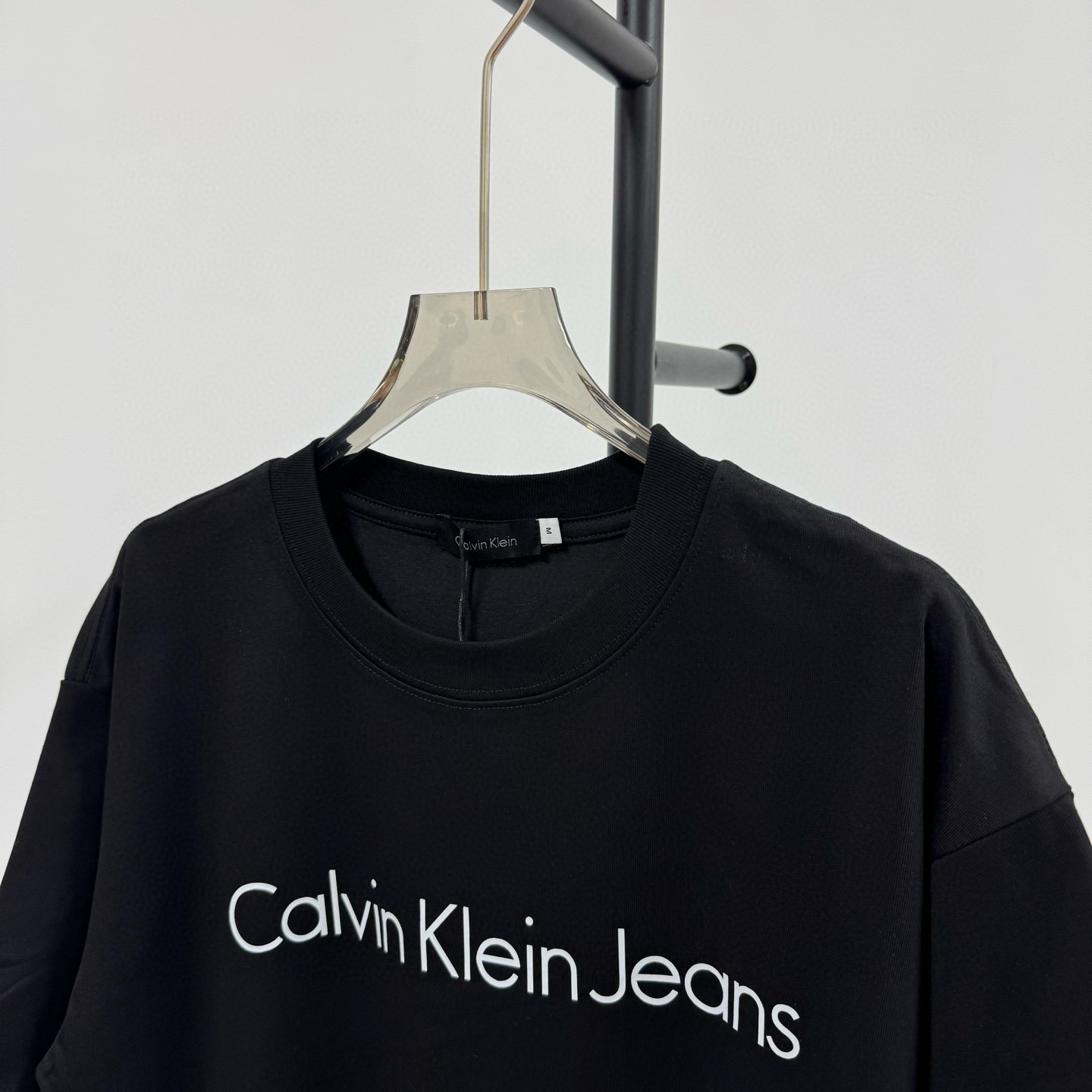 P75💰
Calvin Klein Ck 经典logo 黑白印花工艺短袖T恤 
@260克32支纯棉双纱 配镭射标

-不上过多吹牛的文案 直接上图上细节 懂行的老板直接看品控 独家背景细节实拍自观 所见即所得!!!

-用心供货只做高版本!! 且把我们的利润压到最低 给足各位老板全方位优势!! 

【实体打包/同行调货/网红博主平台代发 各位老板有量私聊长期合作售后规则 长期供应不下架 可接小批量订单】

@礼盒手提袋非配送 需自购

颜色：黑色 / 白色

尺码：S M L XL

⚠️强调：咱家衣服面料细节老板们可以回去拿别家同款随意对比!! 用心供货区别市面低版本Lj通货!! 那种薄的像纸的、还没穿就起球的、穿上一出汗就黏的、光还没照就薄的透的，就别来沾边了
‼️用心供货只做高版本!!! 且把利润压到最低，给足各位老板优势!!!老板们一定要看清楚我家细节，我家图片均为本人实拍独家背景❤️收到后可以核对质量细节，避免被混发，就算不太懂的集美们，那咱们花小钱买一件穿几年和穿几天的区别我相信都是知道哒😂