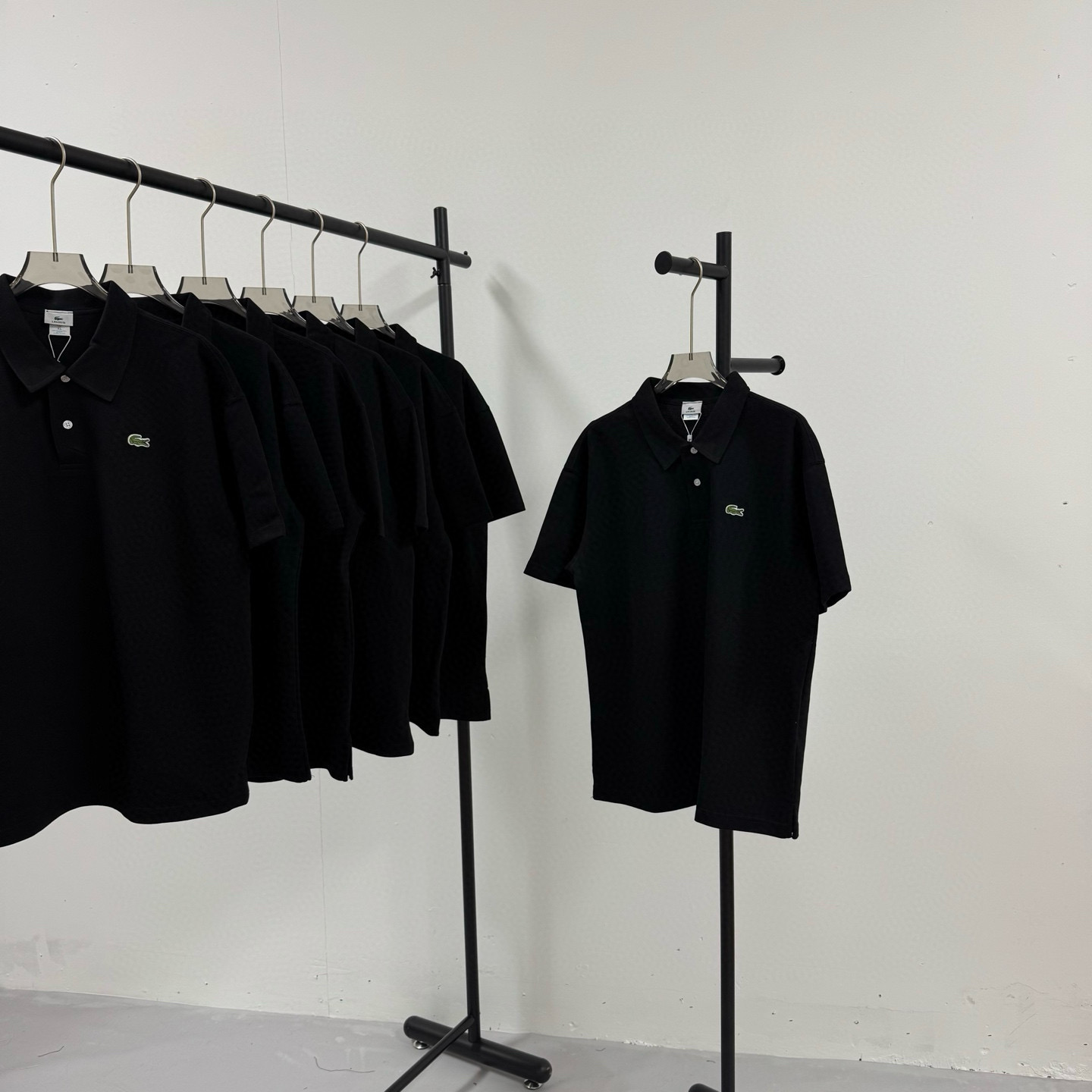 P95💰
LACOSTE 鳄鱼🐊 经典贴布绣花标重工艺小标刺绣 王一博同款 落肩款纯色POLO衬衫领短袖
@280克网眼珠地棉
(Polo系列主推有量请私聊客服 可定制)
-不上过多吹牛的文案 直接上图上细节 懂行的老板直接看品控 独家背景细节实拍自观 所见即所得!!!
-用心供货只做高版本!! 且把我们的利润压到最低 给足各位老板全方位优势!!
【实体打包/同行调货/网红博主平台代发 各位老板有量私聊长期合作售后规则 长期供应不下架 可接小批量订单】
@礼盒手提袋非配送 需自购
颜色:黑色 / 白色 / 藏青色
尺码:M L XL XXL
⚠️强调:咱家衣服面料细节老板们可以回去拿别家同款随意对比!! 用心供货区别市面低版本Lj通货!! 那种薄的像纸的、还没穿就起球的、穿上一出汗就黏的、光还没照就薄的透的,就别来沾边了
‼️用心供货只做高版本!!! 且把利润压到最低,给足各位老板优势!!!老板们一定要看清楚我家细节,我家图片均为本人实拍独家背景❤️收到后可以核对质量细节,避免被混发,就算不太懂的集美们,那咱们花小钱买一件穿几年和穿几天的区别我相信都是知道哒😂
