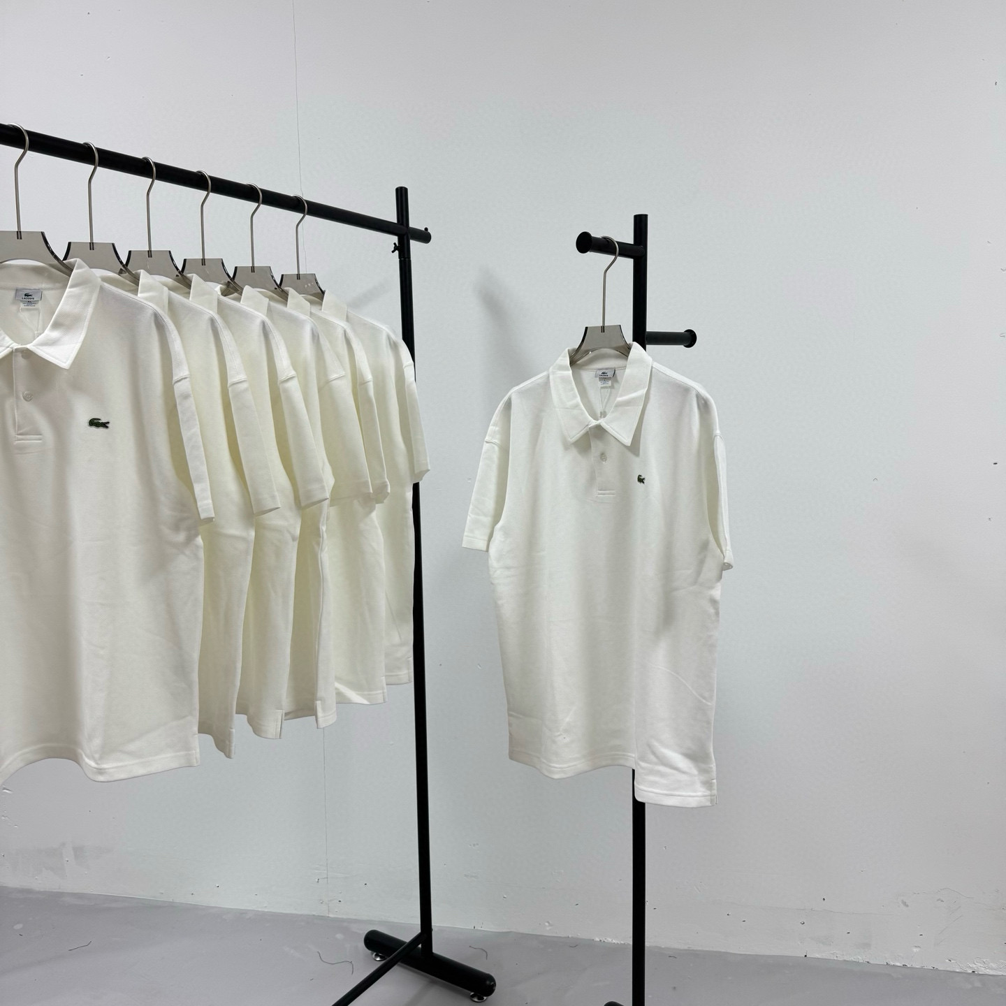 P95💰
LACOSTE 鳄鱼🐊 经典贴布绣花标重工艺小标刺绣 王一博同款 落肩款纯色POLO衬衫领短袖
@280克网眼珠地棉
(Polo系列主推有量请私聊客服 可定制)
-不上过多吹牛的文案 直接上图上细节 懂行的老板直接看品控 独家背景细节实拍自观 所见即所得!!!
-用心供货只做高版本!! 且把我们的利润压到最低 给足各位老板全方位优势!!
【实体打包/同行调货/网红博主平台代发 各位老板有量私聊长期合作售后规则 长期供应不下架 可接小批量订单】
@礼盒手提袋非配送 需自购
颜色:黑色 / 白色 / 藏青色
尺码:M L XL XXL
⚠️强调:咱家衣服面料细节老板们可以回去拿别家同款随意对比!! 用心供货区别市面低版本Lj通货!! 那种薄的像纸的、还没穿就起球的、穿上一出汗就黏的、光还没照就薄的透的,就别来沾边了
‼️用心供货只做高版本!!! 且把利润压到最低,给足各位老板优势!!!老板们一定要看清楚我家细节,我家图片均为本人实拍独家背景❤️收到后可以核对质量细节,避免被混发,就算不太懂的集美们,那咱们花小钱买一件穿几年和穿几天的区别我相信都是知道哒😂