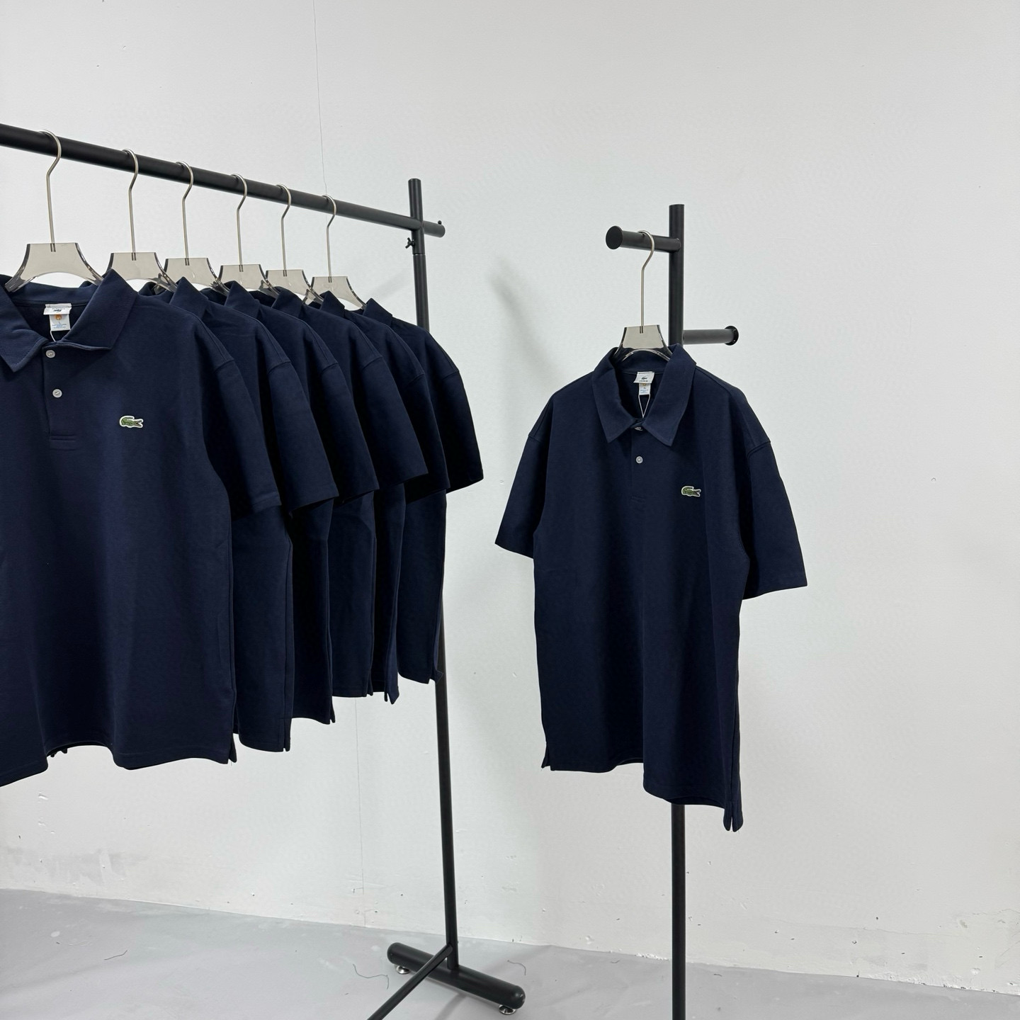 P95💰
LACOSTE 鳄鱼🐊 经典贴布绣花标重工艺小标刺绣 王一博同款 落肩款纯色POLO衬衫领短袖
@280克网眼珠地棉
(Polo系列主推有量请私聊客服 可定制)
-不上过多吹牛的文案 直接上图上细节 懂行的老板直接看品控 独家背景细节实拍自观 所见即所得!!!
-用心供货只做高版本!! 且把我们的利润压到最低 给足各位老板全方位优势!!
【实体打包/同行调货/网红博主平台代发 各位老板有量私聊长期合作售后规则 长期供应不下架 可接小批量订单】
@礼盒手提袋非配送 需自购
颜色:黑色 / 白色 / 藏青色
尺码:M L XL XXL
⚠️强调:咱家衣服面料细节老板们可以回去拿别家同款随意对比!! 用心供货区别市面低版本Lj通货!! 那种薄的像纸的、还没穿就起球的、穿上一出汗就黏的、光还没照就薄的透的,就别来沾边了
‼️用心供货只做高版本!!! 且把利润压到最低,给足各位老板优势!!!老板们一定要看清楚我家细节,我家图片均为本人实拍独家背景❤️收到后可以核对质量细节,避免被混发,就算不太懂的集美们,那咱们花小钱买一件穿几年和穿几天的区别我相信都是知道哒😂