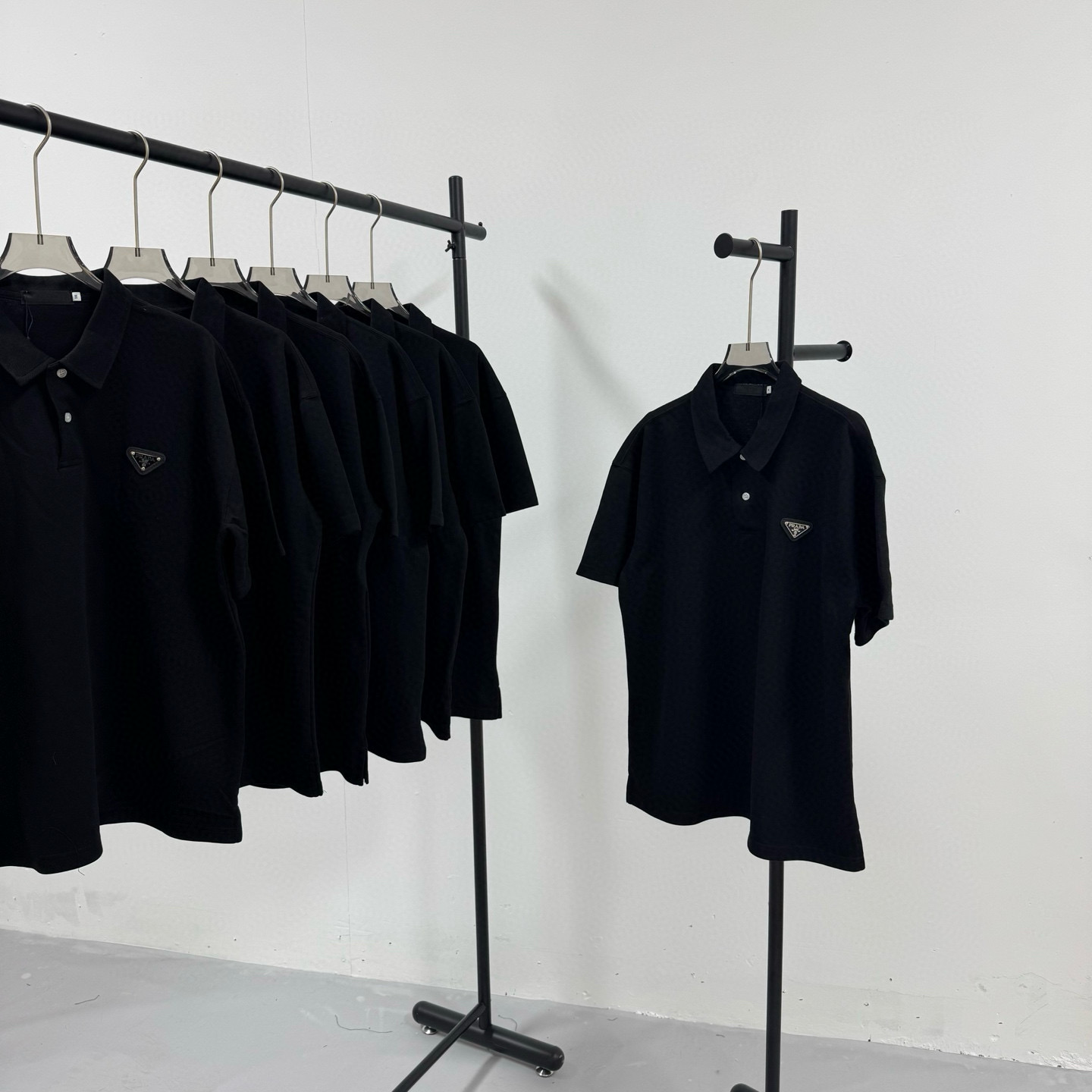 P98💰
PRADA 普拉达 经典三角标重工艺小标 落肩款纯色POLO衬衫领短袖
@280克网眼珠地棉

（Polo系列主推有量请私聊客服 可定制）

-不上过多吹牛的文案 直接上图上细节 懂行的老板直接看品控 独家背景细节实拍自观 所见即所得!!!

-用心供货只做高版本!! 且把我们的利润压到最低 给足各位老板全方位优势!! 

【实体打包/同行调货/网红博主平台代发 各位老板有量私聊长期合作售后规则 长期供应不下架 可接小批量订单】

@礼盒手提袋非配送 需自购

颜色：黑色 / 白色 

尺码：M L XL XXL

⚠️强调：咱家衣服面料细节老板们可以回去拿别家同款随意对比!! 用心供货区别市面低版本Lj通货!! 那种薄的像纸的、还没穿就起球的、穿上一出汗就黏的、光还没照就薄的透的，就别来沾边了
‼️用心供货只做高版本!!! 且把利润压到最低，给足各位老板优势!!!老板们一定要看清楚我家细节，我家图片均为本人实拍独家背景❤️收到后可以核对质量细节，避免被混发，就算不太懂的集美们，那咱们花小钱买一件穿几年和穿几天的区别我相信都是知道哒😂