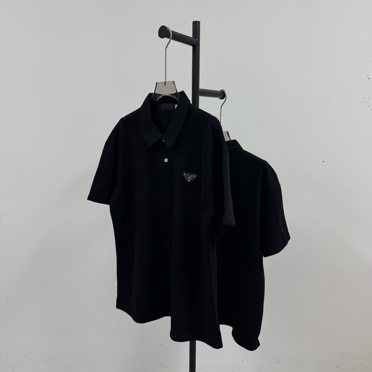 P98💰
PRADA 普拉达 经典三角标重工艺小标 落肩款纯色POLO衬衫领短袖
@280克网眼珠地棉

（Polo系列主推有量请私聊客服 可定制）

-不上过多吹牛的文案 直接上图上细节 懂行的老板直接看品控 独家背景细节实拍自观 所见即所得!!!

-用心供货只做高版本!! 且把我们的利润压到最低 给足各位老板全方位优势!! 

【实体打包/同行调货/网红博主平台代发 各位老板有量私聊长期合作售后规则 长期供应不下架 可接小批量订单】

@礼盒手提袋非配送 需自购

颜色：黑色 / 白色 

尺码：M L XL XXL

⚠️强调：咱家衣服面料细节老板们可以回去拿别家同款随意对比!! 用心供货区别市面低版本Lj通货!! 那种薄的像纸的、还没穿就起球的、穿上一出汗就黏的、光还没照就薄的透的，就别来沾边了
‼️用心供货只做高版本!!! 且把利润压到最低，给足各位老板优势!!!老板们一定要看清楚我家细节，我家图片均为本人实拍独家背景❤️收到后可以核对质量细节，避免被混发，就算不太懂的集美们，那咱们花小钱买一件穿几年和穿几天的区别我相信都是知道哒😂