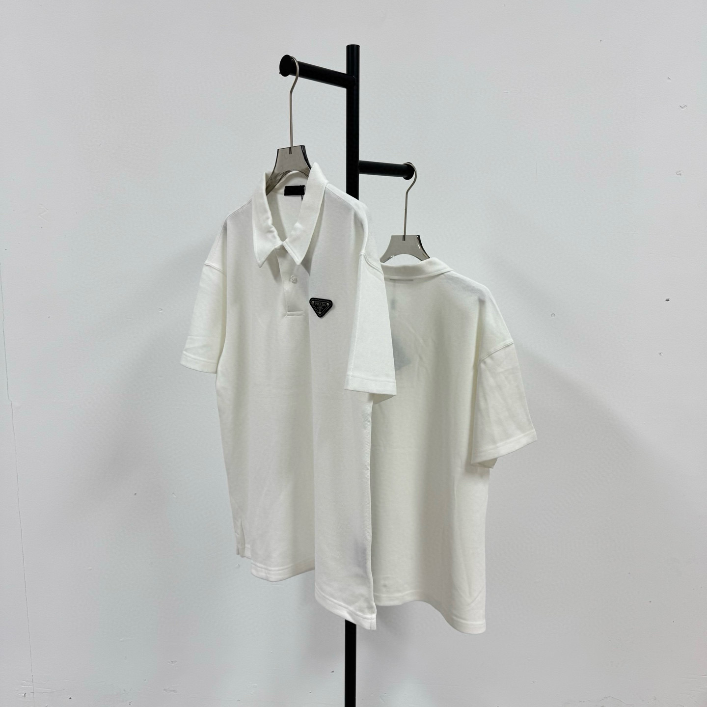 P98💰
PRADA 普拉达 经典三角标重工艺小标 落肩款纯色POLO衬衫领短袖
@280克网眼珠地棉

（Polo系列主推有量请私聊客服 可定制）

-不上过多吹牛的文案 直接上图上细节 懂行的老板直接看品控 独家背景细节实拍自观 所见即所得!!!

-用心供货只做高版本!! 且把我们的利润压到最低 给足各位老板全方位优势!! 

【实体打包/同行调货/网红博主平台代发 各位老板有量私聊长期合作售后规则 长期供应不下架 可接小批量订单】

@礼盒手提袋非配送 需自购

颜色：黑色 / 白色 

尺码：M L XL XXL

⚠️强调：咱家衣服面料细节老板们可以回去拿别家同款随意对比!! 用心供货区别市面低版本Lj通货!! 那种薄的像纸的、还没穿就起球的、穿上一出汗就黏的、光还没照就薄的透的，就别来沾边了
‼️用心供货只做高版本!!! 且把利润压到最低，给足各位老板优势!!!老板们一定要看清楚我家细节，我家图片均为本人实拍独家背景❤️收到后可以核对质量细节，避免被混发，就算不太懂的集美们，那咱们花小钱买一件穿几年和穿几天的区别我相信都是知道哒😂