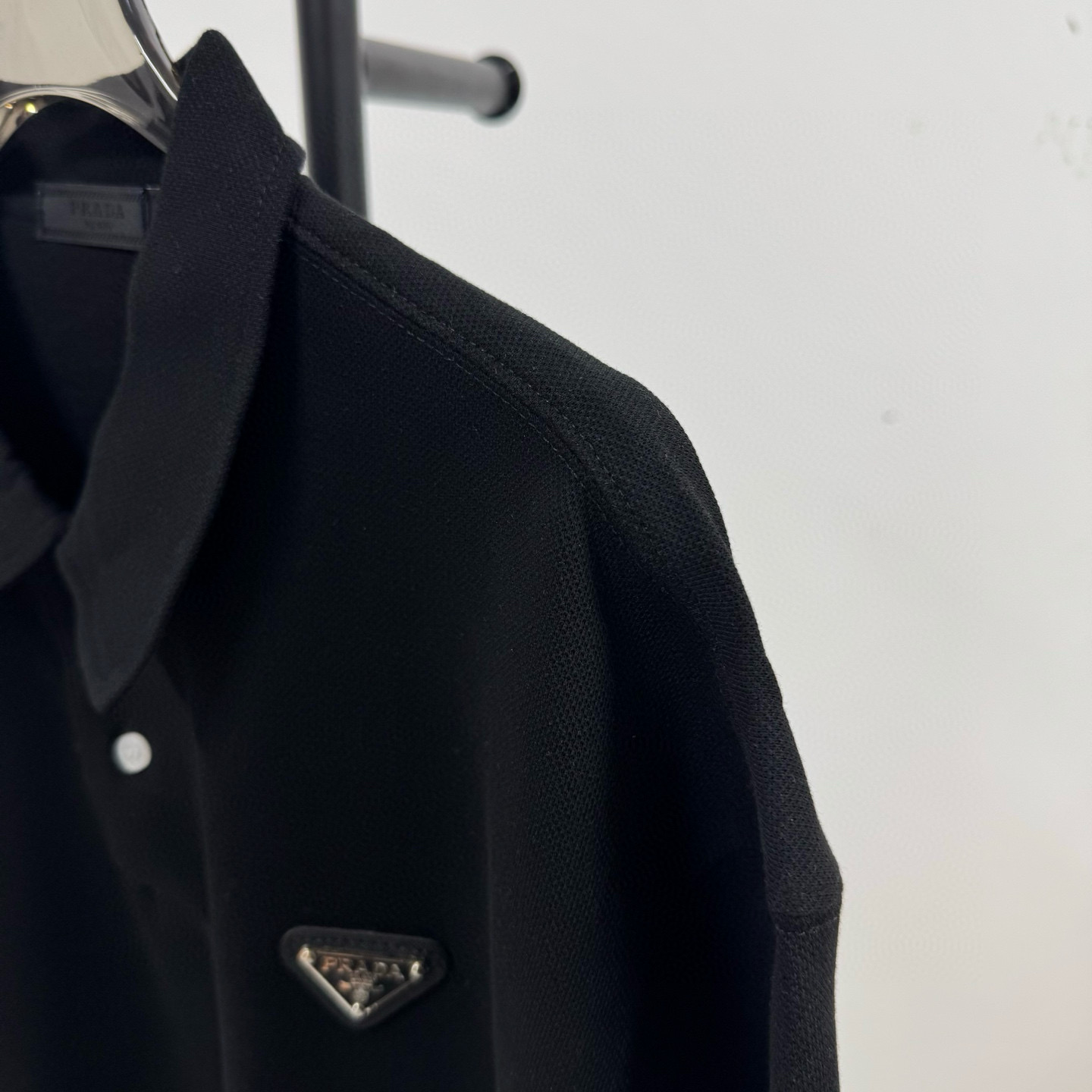 P98💰
PRADA 普拉达 经典三角标重工艺小标 落肩款纯色POLO衬衫领短袖
@280克网眼珠地棉

（Polo系列主推有量请私聊客服 可定制）

-不上过多吹牛的文案 直接上图上细节 懂行的老板直接看品控 独家背景细节实拍自观 所见即所得!!!

-用心供货只做高版本!! 且把我们的利润压到最低 给足各位老板全方位优势!! 

【实体打包/同行调货/网红博主平台代发 各位老板有量私聊长期合作售后规则 长期供应不下架 可接小批量订单】

@礼盒手提袋非配送 需自购

颜色：黑色 / 白色 

尺码：M L XL XXL

⚠️强调：咱家衣服面料细节老板们可以回去拿别家同款随意对比!! 用心供货区别市面低版本Lj通货!! 那种薄的像纸的、还没穿就起球的、穿上一出汗就黏的、光还没照就薄的透的，就别来沾边了
‼️用心供货只做高版本!!! 且把利润压到最低，给足各位老板优势!!!老板们一定要看清楚我家细节，我家图片均为本人实拍独家背景❤️收到后可以核对质量细节，避免被混发，就算不太懂的集美们，那咱们花小钱买一件穿几年和穿几天的区别我相信都是知道哒😂