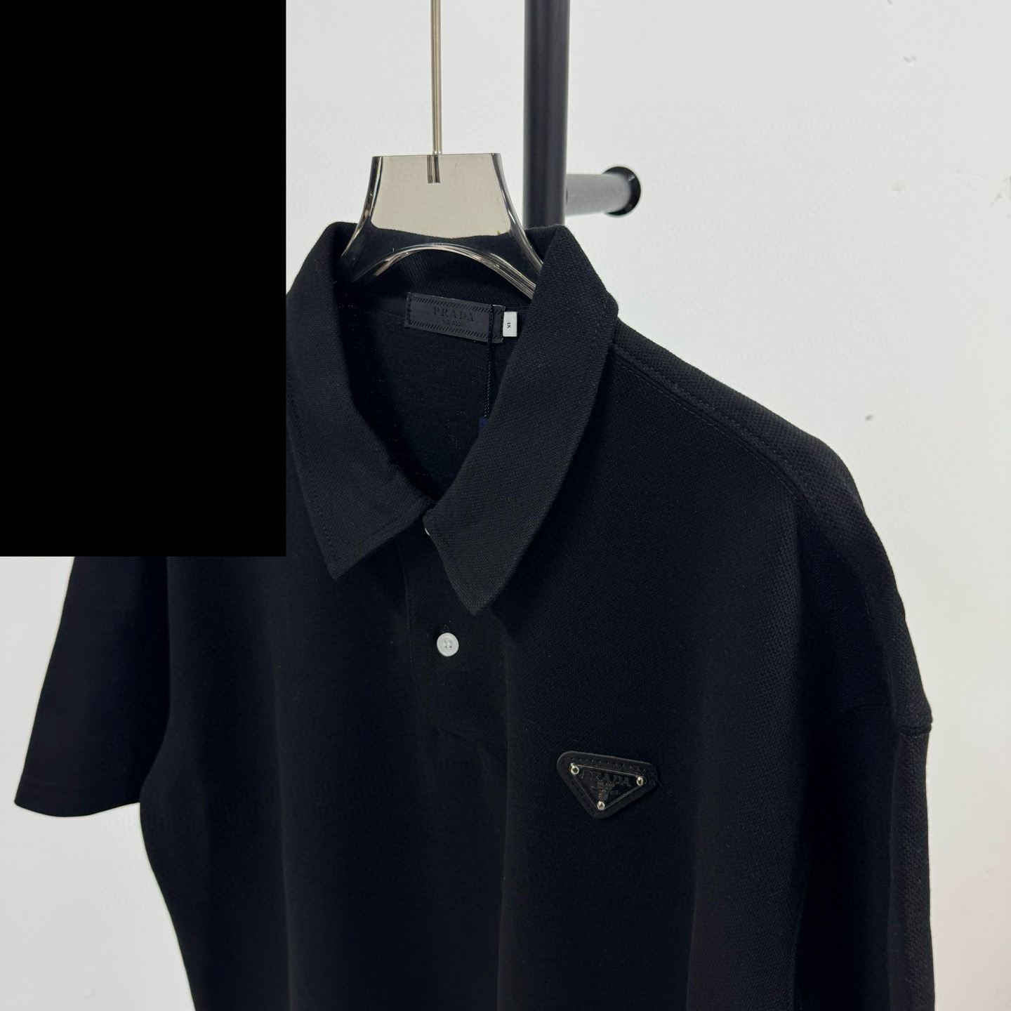 P98💰
PRADA 普拉达 经典三角标重工艺小标 落肩款纯色POLO衬衫领短袖
@280克网眼珠地棉

（Polo系列主推有量请私聊客服 可定制）

-不上过多吹牛的文案 直接上图上细节 懂行的老板直接看品控 独家背景细节实拍自观 所见即所得!!!

-用心供货只做高版本!! 且把我们的利润压到最低 给足各位老板全方位优势!! 

【实体打包/同行调货/网红博主平台代发 各位老板有量私聊长期合作售后规则 长期供应不下架 可接小批量订单】

@礼盒手提袋非配送 需自购

颜色：黑色 / 白色 

尺码：M L XL XXL

⚠️强调：咱家衣服面料细节老板们可以回去拿别家同款随意对比!! 用心供货区别市面低版本Lj通货!! 那种薄的像纸的、还没穿就起球的、穿上一出汗就黏的、光还没照就薄的透的，就别来沾边了
‼️用心供货只做高版本!!! 且把利润压到最低，给足各位老板优势!!!老板们一定要看清楚我家细节，我家图片均为本人实拍独家背景❤️收到后可以核对质量细节，避免被混发，就算不太懂的集美们，那咱们花小钱买一件穿几年和穿几天的区别我相信都是知道哒😂