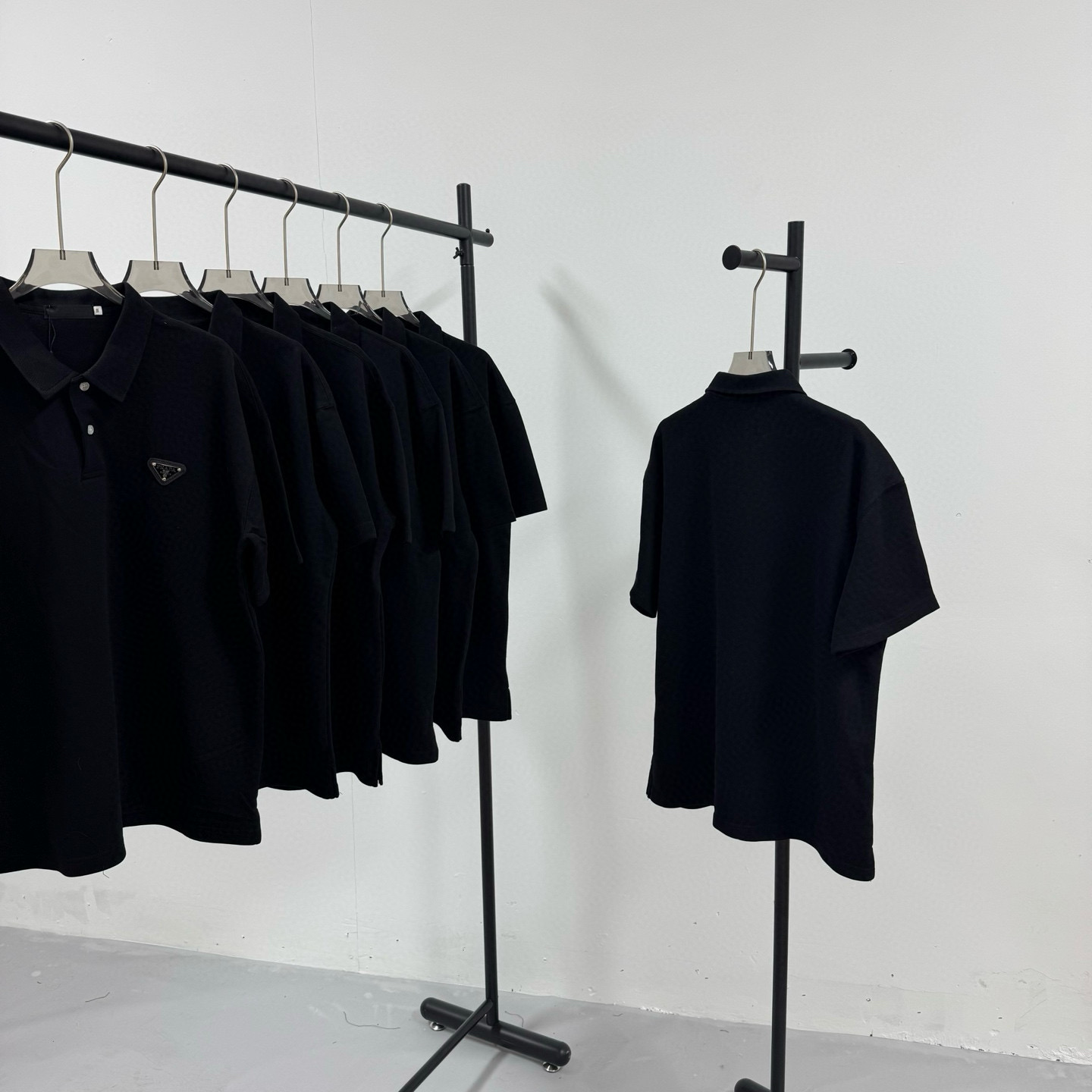 P98💰
PRADA 普拉达 经典三角标重工艺小标 落肩款纯色POLO衬衫领短袖
@280克网眼珠地棉

（Polo系列主推有量请私聊客服 可定制）

-不上过多吹牛的文案 直接上图上细节 懂行的老板直接看品控 独家背景细节实拍自观 所见即所得!!!

-用心供货只做高版本!! 且把我们的利润压到最低 给足各位老板全方位优势!! 

【实体打包/同行调货/网红博主平台代发 各位老板有量私聊长期合作售后规则 长期供应不下架 可接小批量订单】

@礼盒手提袋非配送 需自购

颜色：黑色 / 白色 

尺码：M L XL XXL

⚠️强调：咱家衣服面料细节老板们可以回去拿别家同款随意对比!! 用心供货区别市面低版本Lj通货!! 那种薄的像纸的、还没穿就起球的、穿上一出汗就黏的、光还没照就薄的透的，就别来沾边了
‼️用心供货只做高版本!!! 且把利润压到最低，给足各位老板优势!!!老板们一定要看清楚我家细节，我家图片均为本人实拍独家背景❤️收到后可以核对质量细节，避免被混发，就算不太懂的集美们，那咱们花小钱买一件穿几年和穿几天的区别我相信都是知道哒😂