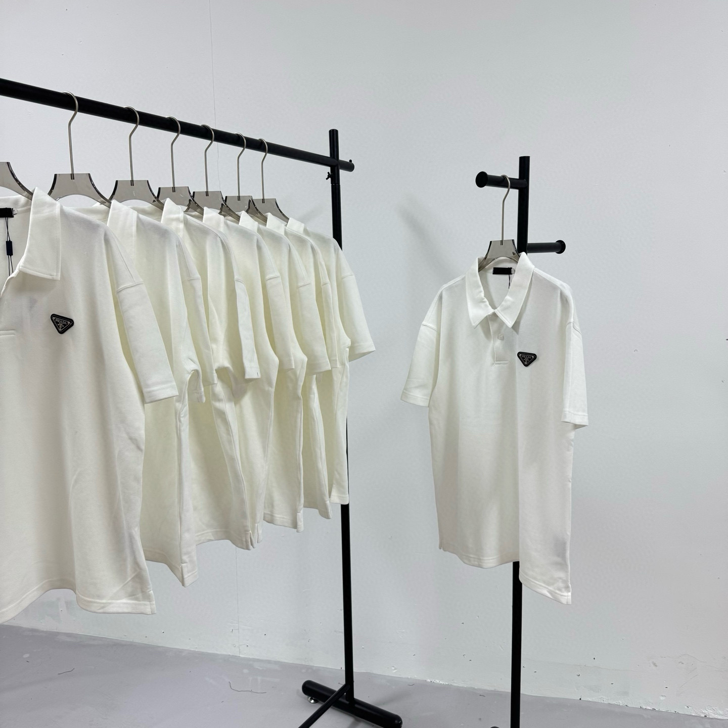 P98💰
PRADA 普拉达 经典三角标重工艺小标 落肩款纯色POLO衬衫领短袖
@280克网眼珠地棉

（Polo系列主推有量请私聊客服 可定制）

-不上过多吹牛的文案 直接上图上细节 懂行的老板直接看品控 独家背景细节实拍自观 所见即所得!!!

-用心供货只做高版本!! 且把我们的利润压到最低 给足各位老板全方位优势!! 

【实体打包/同行调货/网红博主平台代发 各位老板有量私聊长期合作售后规则 长期供应不下架 可接小批量订单】

@礼盒手提袋非配送 需自购

颜色：黑色 / 白色 

尺码：M L XL XXL

⚠️强调：咱家衣服面料细节老板们可以回去拿别家同款随意对比!! 用心供货区别市面低版本Lj通货!! 那种薄的像纸的、还没穿就起球的、穿上一出汗就黏的、光还没照就薄的透的，就别来沾边了
‼️用心供货只做高版本!!! 且把利润压到最低，给足各位老板优势!!!老板们一定要看清楚我家细节，我家图片均为本人实拍独家背景❤️收到后可以核对质量细节，避免被混发，就算不太懂的集美们，那咱们花小钱买一件穿几年和穿几天的区别我相信都是知道哒😂