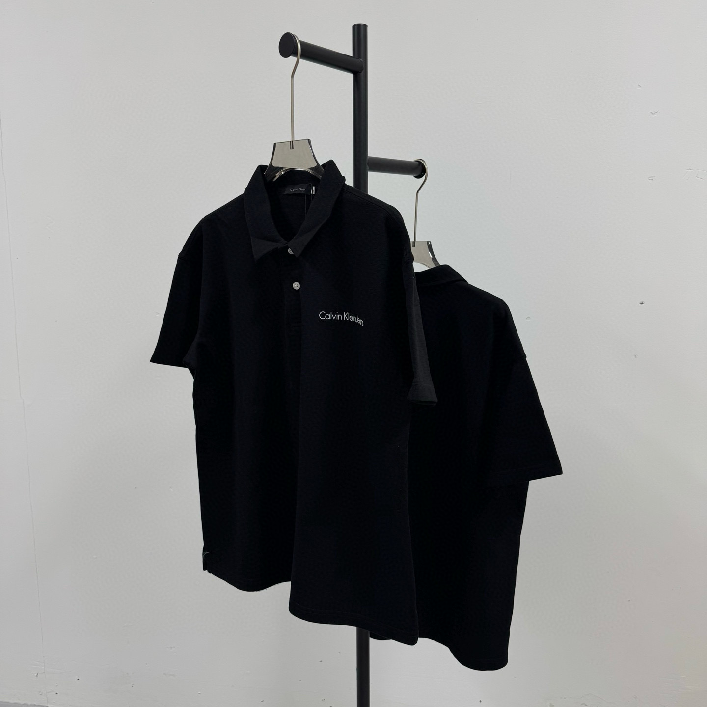 P95💰
Calvin Klein Ck 经典印花小横标 重工艺小标 落肩款纯色POLO衬衫领短袖
@280克网眼珠地棉

（Polo系列主推有量请私聊客服 可定制）

-不上过多吹牛的文案 直接上图上细节 懂行的老板直接看品控 独家背景细节实拍自观 所见即所得!!!

-用心供货只做高版本!! 且把我们的利润压到最低 给足各位老板全方位优势!! 

【实体打包/同行调货/网红博主平台代发 各位老板有量私聊长期合作售后规则 长期供应不下架 可接小批量订单】

@礼盒手提袋非配送 需自购

颜色：黑色 / 白色 

尺码：M L XL XXL

⚠️强调：咱家衣服面料细节老板们可以回去拿别家同款随意对比!! 用心供货区别市面低版本Lj通货!! 那种薄的像纸的、还没穿就起球的、穿上一出汗就黏的、光还没照就薄的透的，就别来沾边了
‼️用心供货只做高版本!!! 且把利润压到最低，给足各位老板优势!!!老板们一定要看清楚我家细节，我家图片均为本人实拍独家背景❤️收到后可以核对质量细节，避免被混发，就算不太懂的集美们，那咱们花小钱买一件穿几年和穿几天的区别我相信都是知道哒😂