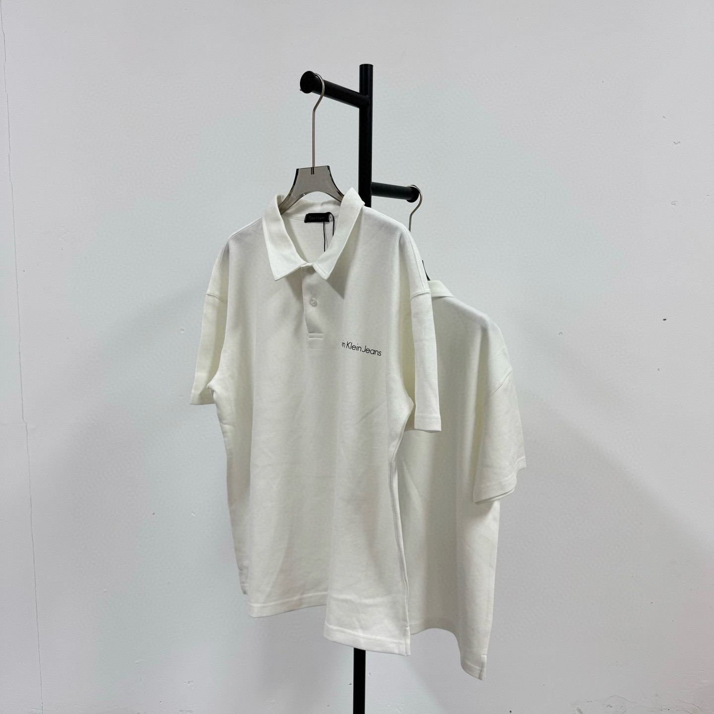 P95💰
Calvin Klein Ck 经典印花小横标 重工艺小标 落肩款纯色POLO衬衫领短袖
@280克网眼珠地棉

（Polo系列主推有量请私聊客服 可定制）

-不上过多吹牛的文案 直接上图上细节 懂行的老板直接看品控 独家背景细节实拍自观 所见即所得!!!

-用心供货只做高版本!! 且把我们的利润压到最低 给足各位老板全方位优势!! 

【实体打包/同行调货/网红博主平台代发 各位老板有量私聊长期合作售后规则 长期供应不下架 可接小批量订单】

@礼盒手提袋非配送 需自购

颜色：黑色 / 白色 

尺码：M L XL XXL

⚠️强调：咱家衣服面料细节老板们可以回去拿别家同款随意对比!! 用心供货区别市面低版本Lj通货!! 那种薄的像纸的、还没穿就起球的、穿上一出汗就黏的、光还没照就薄的透的，就别来沾边了
‼️用心供货只做高版本!!! 且把利润压到最低，给足各位老板优势!!!老板们一定要看清楚我家细节，我家图片均为本人实拍独家背景❤️收到后可以核对质量细节，避免被混发，就算不太懂的集美们，那咱们花小钱买一件穿几年和穿几天的区别我相信都是知道哒😂