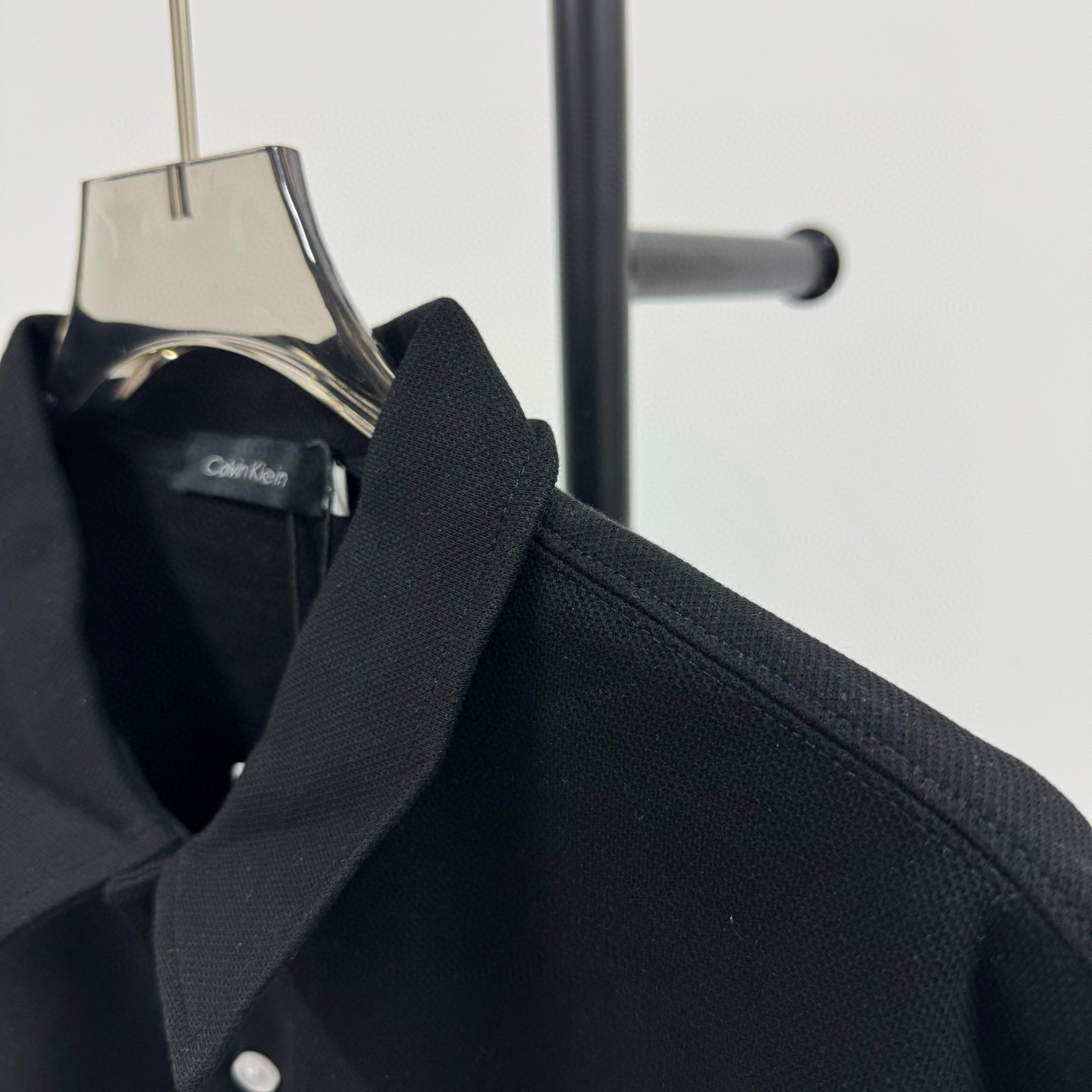 P95💰
Calvin Klein Ck 经典印花小横标 重工艺小标 落肩款纯色POLO衬衫领短袖
@280克网眼珠地棉

（Polo系列主推有量请私聊客服 可定制）

-不上过多吹牛的文案 直接上图上细节 懂行的老板直接看品控 独家背景细节实拍自观 所见即所得!!!

-用心供货只做高版本!! 且把我们的利润压到最低 给足各位老板全方位优势!! 

【实体打包/同行调货/网红博主平台代发 各位老板有量私聊长期合作售后规则 长期供应不下架 可接小批量订单】

@礼盒手提袋非配送 需自购

颜色：黑色 / 白色 

尺码：M L XL XXL

⚠️强调：咱家衣服面料细节老板们可以回去拿别家同款随意对比!! 用心供货区别市面低版本Lj通货!! 那种薄的像纸的、还没穿就起球的、穿上一出汗就黏的、光还没照就薄的透的，就别来沾边了
‼️用心供货只做高版本!!! 且把利润压到最低，给足各位老板优势!!!老板们一定要看清楚我家细节，我家图片均为本人实拍独家背景❤️收到后可以核对质量细节，避免被混发，就算不太懂的集美们，那咱们花小钱买一件穿几年和穿几天的区别我相信都是知道哒😂