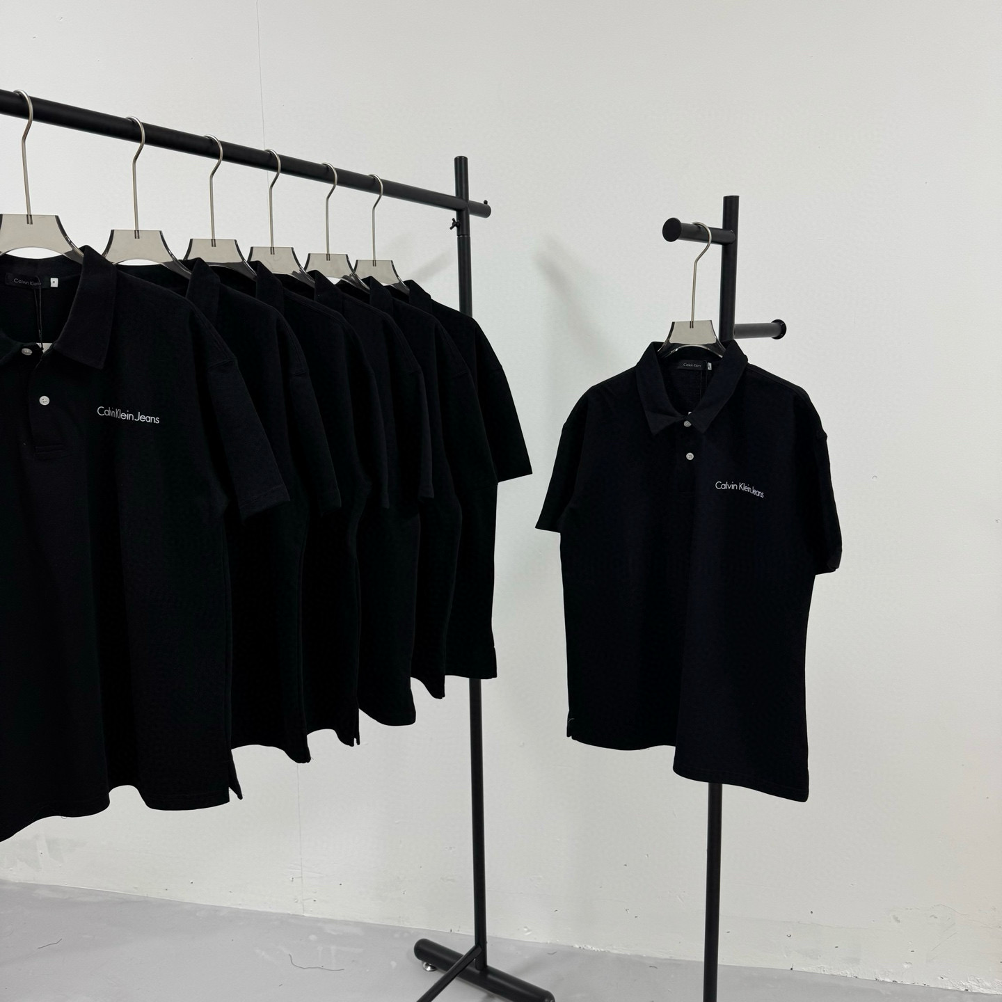 P95💰
Calvin Klein Ck 经典印花小横标 重工艺小标 落肩款纯色POLO衬衫领短袖
@280克网眼珠地棉

（Polo系列主推有量请私聊客服 可定制）

-不上过多吹牛的文案 直接上图上细节 懂行的老板直接看品控 独家背景细节实拍自观 所见即所得!!!

-用心供货只做高版本!! 且把我们的利润压到最低 给足各位老板全方位优势!! 

【实体打包/同行调货/网红博主平台代发 各位老板有量私聊长期合作售后规则 长期供应不下架 可接小批量订单】

@礼盒手提袋非配送 需自购

颜色：黑色 / 白色 

尺码：M L XL XXL

⚠️强调：咱家衣服面料细节老板们可以回去拿别家同款随意对比!! 用心供货区别市面低版本Lj通货!! 那种薄的像纸的、还没穿就起球的、穿上一出汗就黏的、光还没照就薄的透的，就别来沾边了
‼️用心供货只做高版本!!! 且把利润压到最低，给足各位老板优势!!!老板们一定要看清楚我家细节，我家图片均为本人实拍独家背景❤️收到后可以核对质量细节，避免被混发，就算不太懂的集美们，那咱们花小钱买一件穿几年和穿几天的区别我相信都是知道哒😂