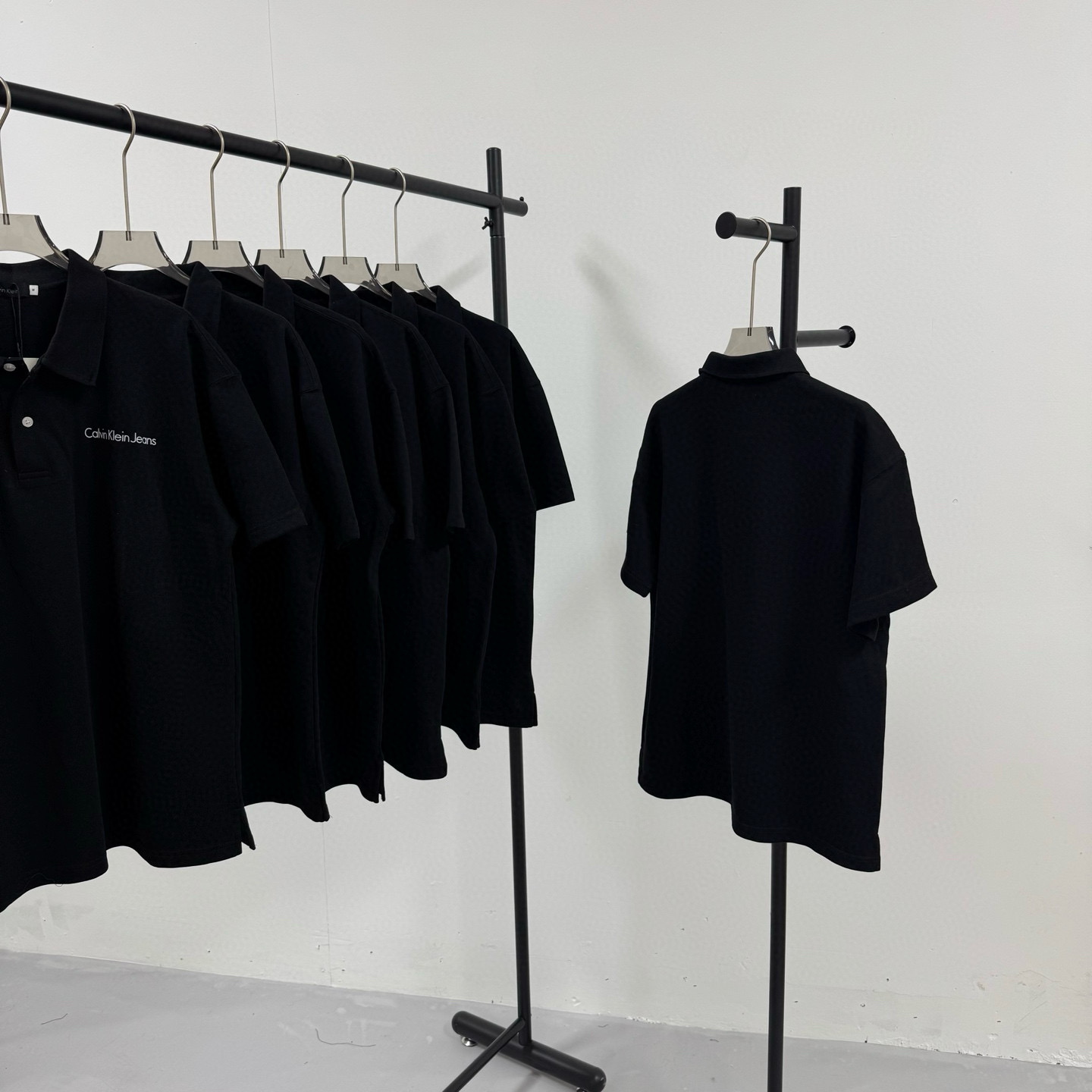 P95💰
Calvin Klein Ck 经典印花小横标 重工艺小标 落肩款纯色POLO衬衫领短袖
@280克网眼珠地棉

（Polo系列主推有量请私聊客服 可定制）

-不上过多吹牛的文案 直接上图上细节 懂行的老板直接看品控 独家背景细节实拍自观 所见即所得!!!

-用心供货只做高版本!! 且把我们的利润压到最低 给足各位老板全方位优势!! 

【实体打包/同行调货/网红博主平台代发 各位老板有量私聊长期合作售后规则 长期供应不下架 可接小批量订单】

@礼盒手提袋非配送 需自购

颜色：黑色 / 白色 

尺码：M L XL XXL

⚠️强调：咱家衣服面料细节老板们可以回去拿别家同款随意对比!! 用心供货区别市面低版本Lj通货!! 那种薄的像纸的、还没穿就起球的、穿上一出汗就黏的、光还没照就薄的透的，就别来沾边了
‼️用心供货只做高版本!!! 且把利润压到最低，给足各位老板优势!!!老板们一定要看清楚我家细节，我家图片均为本人实拍独家背景❤️收到后可以核对质量细节，避免被混发，就算不太懂的集美们，那咱们花小钱买一件穿几年和穿几天的区别我相信都是知道哒😂