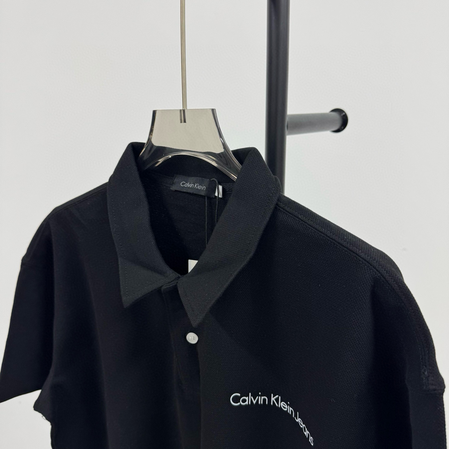 P95💰
Calvin Klein Ck 经典印花小横标 重工艺小标 落肩款纯色POLO衬衫领短袖
@280克网眼珠地棉

（Polo系列主推有量请私聊客服 可定制）

-不上过多吹牛的文案 直接上图上细节 懂行的老板直接看品控 独家背景细节实拍自观 所见即所得!!!

-用心供货只做高版本!! 且把我们的利润压到最低 给足各位老板全方位优势!! 

【实体打包/同行调货/网红博主平台代发 各位老板有量私聊长期合作售后规则 长期供应不下架 可接小批量订单】

@礼盒手提袋非配送 需自购

颜色：黑色 / 白色 

尺码：M L XL XXL

⚠️强调：咱家衣服面料细节老板们可以回去拿别家同款随意对比!! 用心供货区别市面低版本Lj通货!! 那种薄的像纸的、还没穿就起球的、穿上一出汗就黏的、光还没照就薄的透的，就别来沾边了
‼️用心供货只做高版本!!! 且把利润压到最低，给足各位老板优势!!!老板们一定要看清楚我家细节，我家图片均为本人实拍独家背景❤️收到后可以核对质量细节，避免被混发，就算不太懂的集美们，那咱们花小钱买一件穿几年和穿几天的区别我相信都是知道哒😂