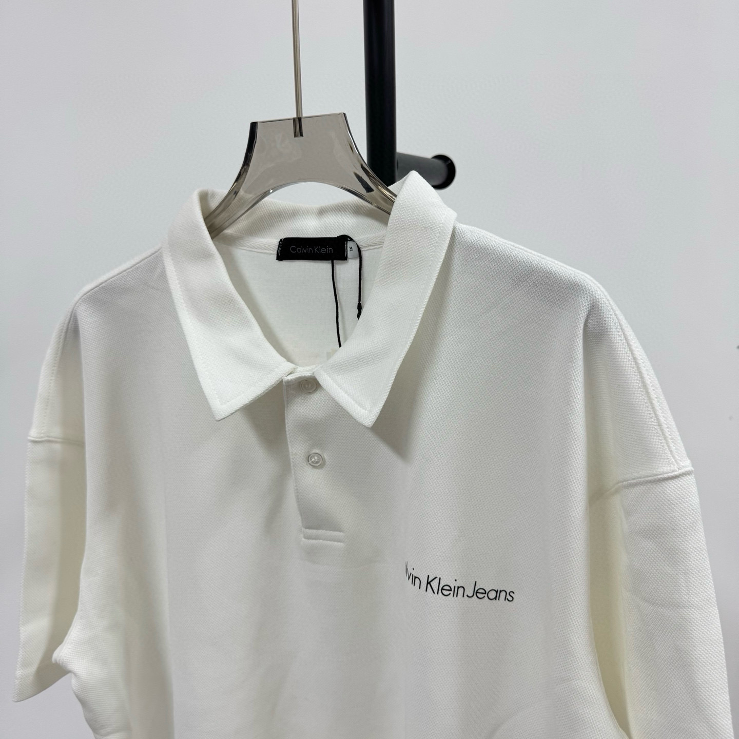 P95💰
Calvin Klein Ck 经典印花小横标 重工艺小标 落肩款纯色POLO衬衫领短袖
@280克网眼珠地棉

（Polo系列主推有量请私聊客服 可定制）

-不上过多吹牛的文案 直接上图上细节 懂行的老板直接看品控 独家背景细节实拍自观 所见即所得!!!

-用心供货只做高版本!! 且把我们的利润压到最低 给足各位老板全方位优势!! 

【实体打包/同行调货/网红博主平台代发 各位老板有量私聊长期合作售后规则 长期供应不下架 可接小批量订单】

@礼盒手提袋非配送 需自购

颜色：黑色 / 白色 

尺码：M L XL XXL

⚠️强调：咱家衣服面料细节老板们可以回去拿别家同款随意对比!! 用心供货区别市面低版本Lj通货!! 那种薄的像纸的、还没穿就起球的、穿上一出汗就黏的、光还没照就薄的透的，就别来沾边了
‼️用心供货只做高版本!!! 且把利润压到最低，给足各位老板优势!!!老板们一定要看清楚我家细节，我家图片均为本人实拍独家背景❤️收到后可以核对质量细节，避免被混发，就算不太懂的集美们，那咱们花小钱买一件穿几年和穿几天的区别我相信都是知道哒😂