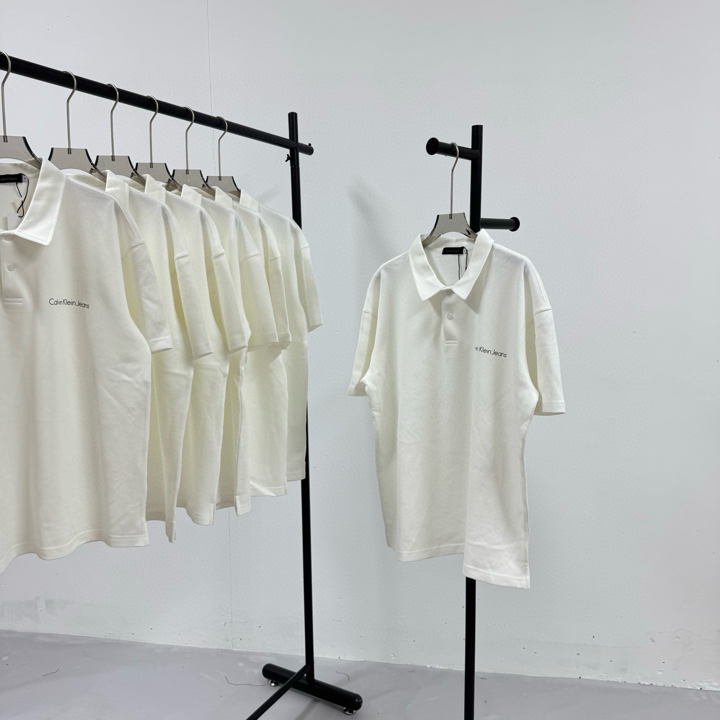 P95💰
Calvin Klein Ck 经典印花小横标 重工艺小标 落肩款纯色POLO衬衫领短袖
@280克网眼珠地棉

（Polo系列主推有量请私聊客服 可定制）

-不上过多吹牛的文案 直接上图上细节 懂行的老板直接看品控 独家背景细节实拍自观 所见即所得!!!

-用心供货只做高版本!! 且把我们的利润压到最低 给足各位老板全方位优势!! 

【实体打包/同行调货/网红博主平台代发 各位老板有量私聊长期合作售后规则 长期供应不下架 可接小批量订单】

@礼盒手提袋非配送 需自购

颜色：黑色 / 白色 

尺码：M L XL XXL

⚠️强调：咱家衣服面料细节老板们可以回去拿别家同款随意对比!! 用心供货区别市面低版本Lj通货!! 那种薄的像纸的、还没穿就起球的、穿上一出汗就黏的、光还没照就薄的透的，就别来沾边了
‼️用心供货只做高版本!!! 且把利润压到最低，给足各位老板优势!!!老板们一定要看清楚我家细节，我家图片均为本人实拍独家背景❤️收到后可以核对质量细节，避免被混发，就算不太懂的集美们，那咱们花小钱买一件穿几年和穿几天的区别我相信都是知道哒😂