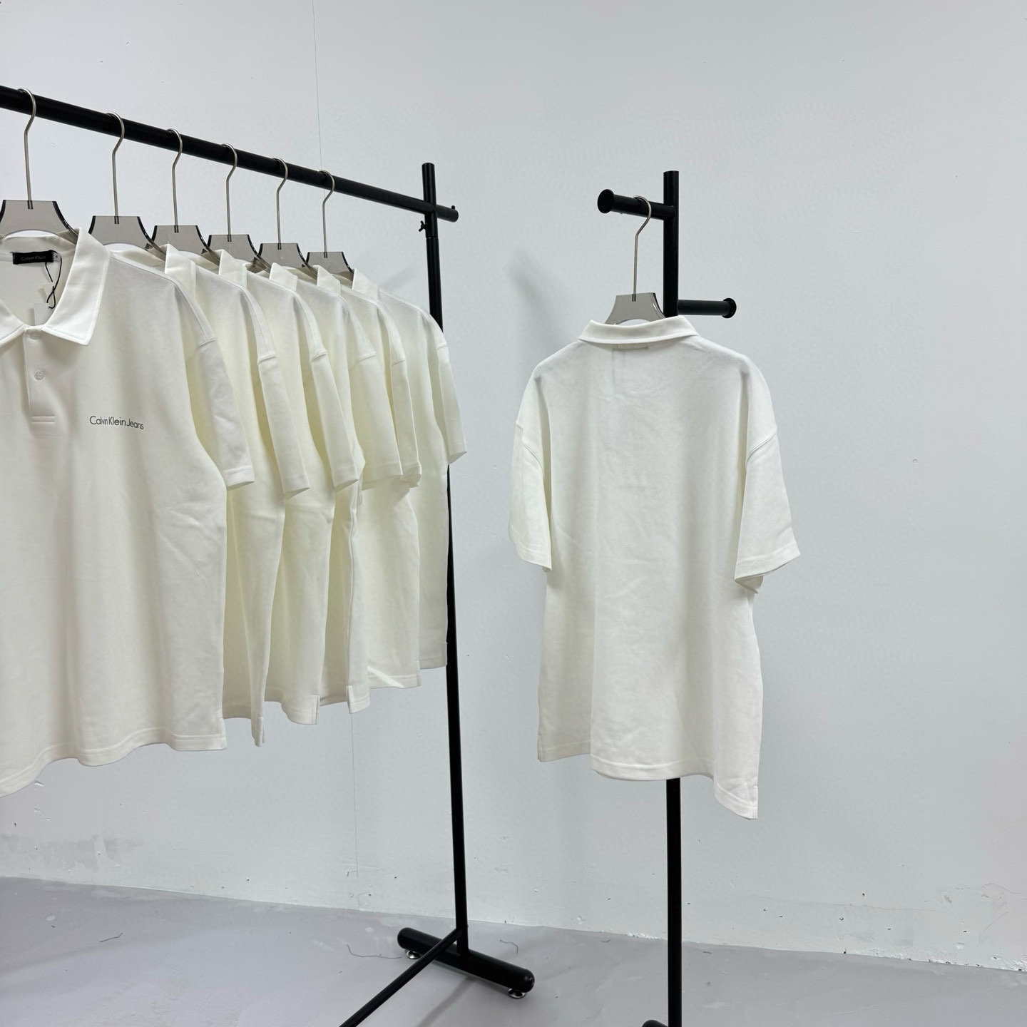 P95💰
Calvin Klein Ck 经典印花小横标 重工艺小标 落肩款纯色POLO衬衫领短袖
@280克网眼珠地棉

（Polo系列主推有量请私聊客服 可定制）

-不上过多吹牛的文案 直接上图上细节 懂行的老板直接看品控 独家背景细节实拍自观 所见即所得!!!

-用心供货只做高版本!! 且把我们的利润压到最低 给足各位老板全方位优势!! 

【实体打包/同行调货/网红博主平台代发 各位老板有量私聊长期合作售后规则 长期供应不下架 可接小批量订单】

@礼盒手提袋非配送 需自购

颜色：黑色 / 白色 

尺码：M L XL XXL

⚠️强调：咱家衣服面料细节老板们可以回去拿别家同款随意对比!! 用心供货区别市面低版本Lj通货!! 那种薄的像纸的、还没穿就起球的、穿上一出汗就黏的、光还没照就薄的透的，就别来沾边了
‼️用心供货只做高版本!!! 且把利润压到最低，给足各位老板优势!!!老板们一定要看清楚我家细节，我家图片均为本人实拍独家背景❤️收到后可以核对质量细节，避免被混发，就算不太懂的集美们，那咱们花小钱买一件穿几年和穿几天的区别我相信都是知道哒😂