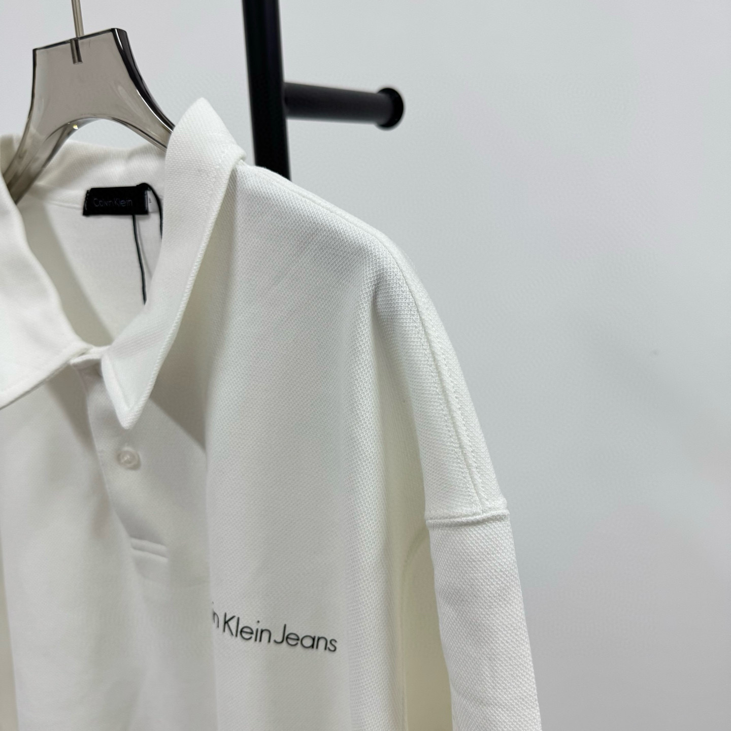 P95💰
Calvin Klein Ck 经典印花小横标 重工艺小标 落肩款纯色POLO衬衫领短袖
@280克网眼珠地棉

（Polo系列主推有量请私聊客服 可定制）

-不上过多吹牛的文案 直接上图上细节 懂行的老板直接看品控 独家背景细节实拍自观 所见即所得!!!

-用心供货只做高版本!! 且把我们的利润压到最低 给足各位老板全方位优势!! 

【实体打包/同行调货/网红博主平台代发 各位老板有量私聊长期合作售后规则 长期供应不下架 可接小批量订单】

@礼盒手提袋非配送 需自购

颜色：黑色 / 白色 

尺码：M L XL XXL

⚠️强调：咱家衣服面料细节老板们可以回去拿别家同款随意对比!! 用心供货区别市面低版本Lj通货!! 那种薄的像纸的、还没穿就起球的、穿上一出汗就黏的、光还没照就薄的透的，就别来沾边了
‼️用心供货只做高版本!!! 且把利润压到最低，给足各位老板优势!!!老板们一定要看清楚我家细节，我家图片均为本人实拍独家背景❤️收到后可以核对质量细节，避免被混发，就算不太懂的集美们，那咱们花小钱买一件穿几年和穿几天的区别我相信都是知道哒😂