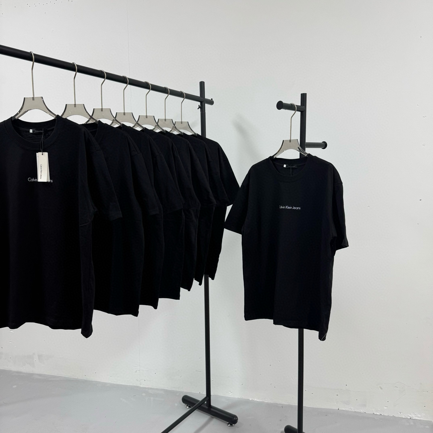 P69💰
Calvin Klein Ck 经典小logo 黑白印花工艺短袖T恤 
@260克32支纯棉双纱 配镭射标

-不上过多吹牛的文案 直接上图上细节 懂行的老板直接看品控 独家背景细节实拍自观 所见即所得!!!

-用心供货只做高版本!! 且把我们的利润压到最低 给足各位老板全方位优势!! 

【实体打包/同行调货/网红博主平台代发 各位老板有量私聊长期合作售后规则 长期供应不下架 可接小批量订单】

@礼盒手提袋非配送 需自购

颜色：黑色 / 白色

尺码：S M L XL

⚠️强调：咱家衣服面料细节老板们可以回去拿别家同款随意对比!! 用心供货区别市面低版本Lj通货!! 那种薄的像纸的、还没穿就起球的、穿上一出汗就黏的、光还没照就薄的透的，就别来沾边了
‼️用心供货只做高版本!!! 且把利润压到最低，给足各位老板优势!!!老板们一定要看清楚我家细节，我家图片均为本人实拍独家背景❤️收到后可以核对质量细节，避免被混发，就算不太懂的集美们，那咱们花小钱买一件穿几年和穿几天的区别我相信都是知道哒😂
