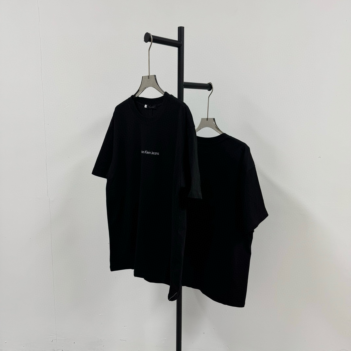 P69💰
Calvin Klein Ck 经典小logo 黑白印花工艺短袖T恤 
@260克32支纯棉双纱 配镭射标

-不上过多吹牛的文案 直接上图上细节 懂行的老板直接看品控 独家背景细节实拍自观 所见即所得!!!

-用心供货只做高版本!! 且把我们的利润压到最低 给足各位老板全方位优势!! 

【实体打包/同行调货/网红博主平台代发 各位老板有量私聊长期合作售后规则 长期供应不下架 可接小批量订单】

@礼盒手提袋非配送 需自购

颜色：黑色 / 白色

尺码：S M L XL

⚠️强调：咱家衣服面料细节老板们可以回去拿别家同款随意对比!! 用心供货区别市面低版本Lj通货!! 那种薄的像纸的、还没穿就起球的、穿上一出汗就黏的、光还没照就薄的透的，就别来沾边了
‼️用心供货只做高版本!!! 且把利润压到最低，给足各位老板优势!!!老板们一定要看清楚我家细节，我家图片均为本人实拍独家背景❤️收到后可以核对质量细节，避免被混发，就算不太懂的集美们，那咱们花小钱买一件穿几年和穿几天的区别我相信都是知道哒😂