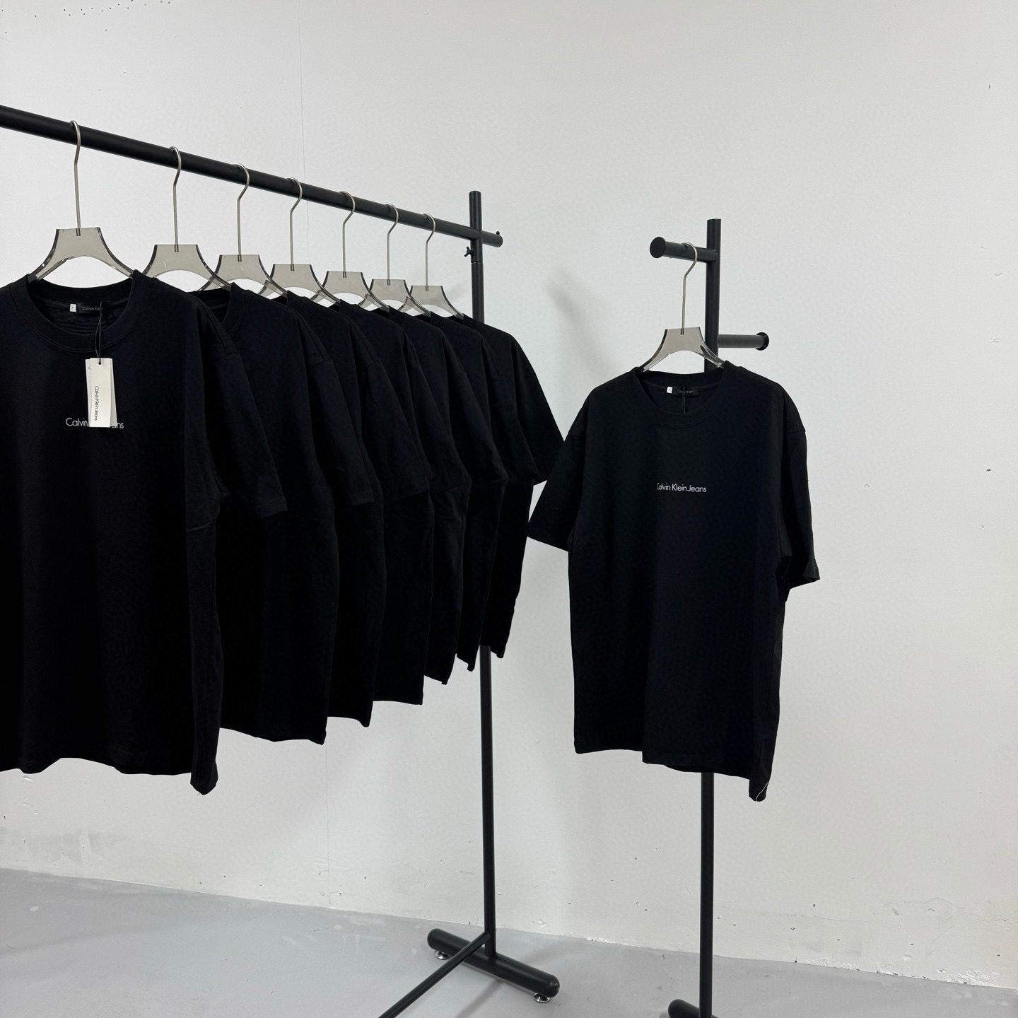 P69💰
Calvin Klein Ck 经典小logo 黑白印花工艺短袖T恤 
@260克32支纯棉双纱 配镭射标

-不上过多吹牛的文案 直接上图上细节 懂行的老板直接看品控 独家背景细节实拍自观 所见即所得!!!

-用心供货只做高版本!! 且把我们的利润压到最低 给足各位老板全方位优势!! 

【实体打包/同行调货/网红博主平台代发 各位老板有量私聊长期合作售后规则 长期供应不下架 可接小批量订单】

@礼盒手提袋非配送 需自购

颜色：黑色 / 白色

尺码：S M L XL

⚠️强调：咱家衣服面料细节老板们可以回去拿别家同款随意对比!! 用心供货区别市面低版本Lj通货!! 那种薄的像纸的、还没穿就起球的、穿上一出汗就黏的、光还没照就薄的透的，就别来沾边了
‼️用心供货只做高版本!!! 且把利润压到最低，给足各位老板优势!!!老板们一定要看清楚我家细节，我家图片均为本人实拍独家背景❤️收到后可以核对质量细节，避免被混发，就算不太懂的集美们，那咱们花小钱买一件穿几年和穿几天的区别我相信都是知道哒😂
