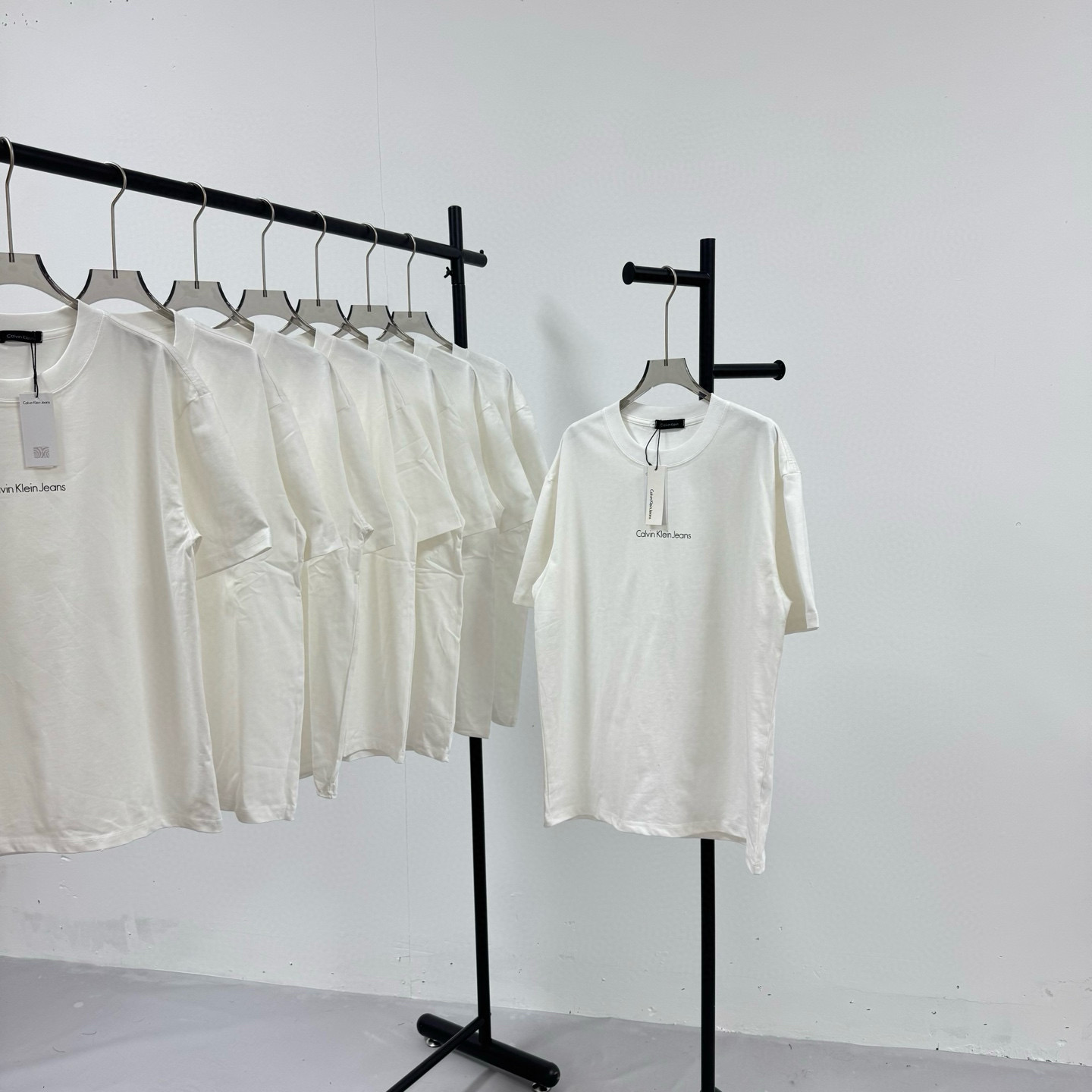 P69💰
Calvin Klein Ck 经典小logo 黑白印花工艺短袖T恤 
@260克32支纯棉双纱 配镭射标

-不上过多吹牛的文案 直接上图上细节 懂行的老板直接看品控 独家背景细节实拍自观 所见即所得!!!

-用心供货只做高版本!! 且把我们的利润压到最低 给足各位老板全方位优势!! 

【实体打包/同行调货/网红博主平台代发 各位老板有量私聊长期合作售后规则 长期供应不下架 可接小批量订单】

@礼盒手提袋非配送 需自购

颜色：黑色 / 白色

尺码：S M L XL

⚠️强调：咱家衣服面料细节老板们可以回去拿别家同款随意对比!! 用心供货区别市面低版本Lj通货!! 那种薄的像纸的、还没穿就起球的、穿上一出汗就黏的、光还没照就薄的透的，就别来沾边了
‼️用心供货只做高版本!!! 且把利润压到最低，给足各位老板优势!!!老板们一定要看清楚我家细节，我家图片均为本人实拍独家背景❤️收到后可以核对质量细节，避免被混发，就算不太懂的集美们，那咱们花小钱买一件穿几年和穿几天的区别我相信都是知道哒😂