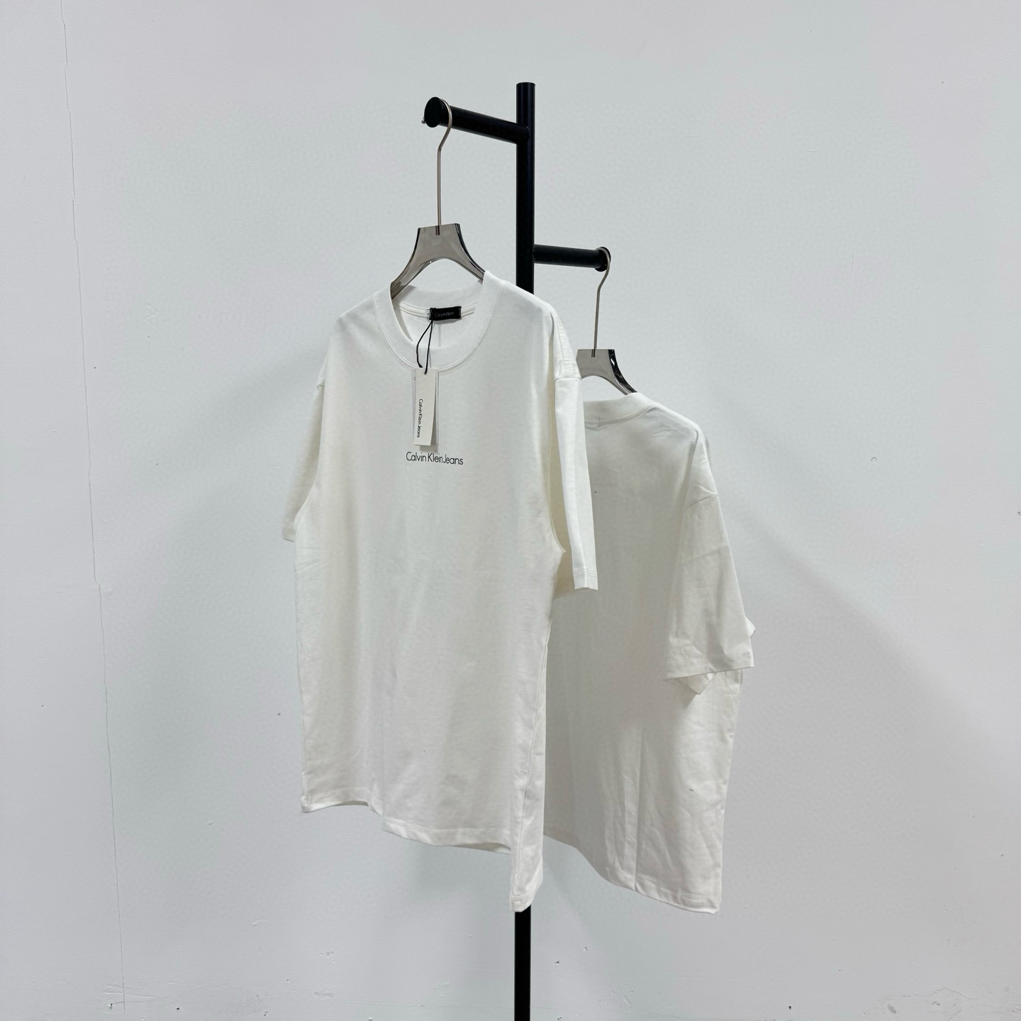 P69💰
Calvin Klein Ck 经典小logo 黑白印花工艺短袖T恤 
@260克32支纯棉双纱 配镭射标

-不上过多吹牛的文案 直接上图上细节 懂行的老板直接看品控 独家背景细节实拍自观 所见即所得!!!

-用心供货只做高版本!! 且把我们的利润压到最低 给足各位老板全方位优势!! 

【实体打包/同行调货/网红博主平台代发 各位老板有量私聊长期合作售后规则 长期供应不下架 可接小批量订单】

@礼盒手提袋非配送 需自购

颜色：黑色 / 白色

尺码：S M L XL

⚠️强调：咱家衣服面料细节老板们可以回去拿别家同款随意对比!! 用心供货区别市面低版本Lj通货!! 那种薄的像纸的、还没穿就起球的、穿上一出汗就黏的、光还没照就薄的透的，就别来沾边了
‼️用心供货只做高版本!!! 且把利润压到最低，给足各位老板优势!!!老板们一定要看清楚我家细节，我家图片均为本人实拍独家背景❤️收到后可以核对质量细节，避免被混发，就算不太懂的集美们，那咱们花小钱买一件穿几年和穿几天的区别我相信都是知道哒😂