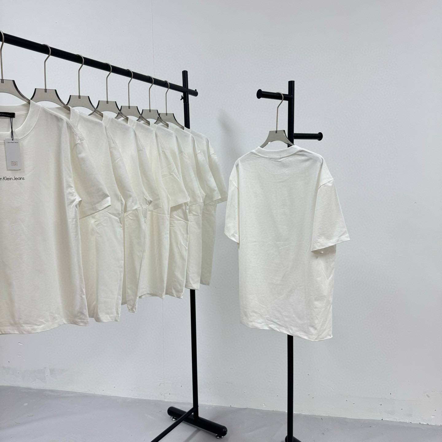 P69💰
Calvin Klein Ck 经典小logo 黑白印花工艺短袖T恤 
@260克32支纯棉双纱 配镭射标

-不上过多吹牛的文案 直接上图上细节 懂行的老板直接看品控 独家背景细节实拍自观 所见即所得!!!

-用心供货只做高版本!! 且把我们的利润压到最低 给足各位老板全方位优势!! 

【实体打包/同行调货/网红博主平台代发 各位老板有量私聊长期合作售后规则 长期供应不下架 可接小批量订单】

@礼盒手提袋非配送 需自购

颜色：黑色 / 白色

尺码：S M L XL

⚠️强调：咱家衣服面料细节老板们可以回去拿别家同款随意对比!! 用心供货区别市面低版本Lj通货!! 那种薄的像纸的、还没穿就起球的、穿上一出汗就黏的、光还没照就薄的透的，就别来沾边了
‼️用心供货只做高版本!!! 且把利润压到最低，给足各位老板优势!!!老板们一定要看清楚我家细节，我家图片均为本人实拍独家背景❤️收到后可以核对质量细节，避免被混发，就算不太懂的集美们，那咱们花小钱买一件穿几年和穿几天的区别我相信都是知道哒😂