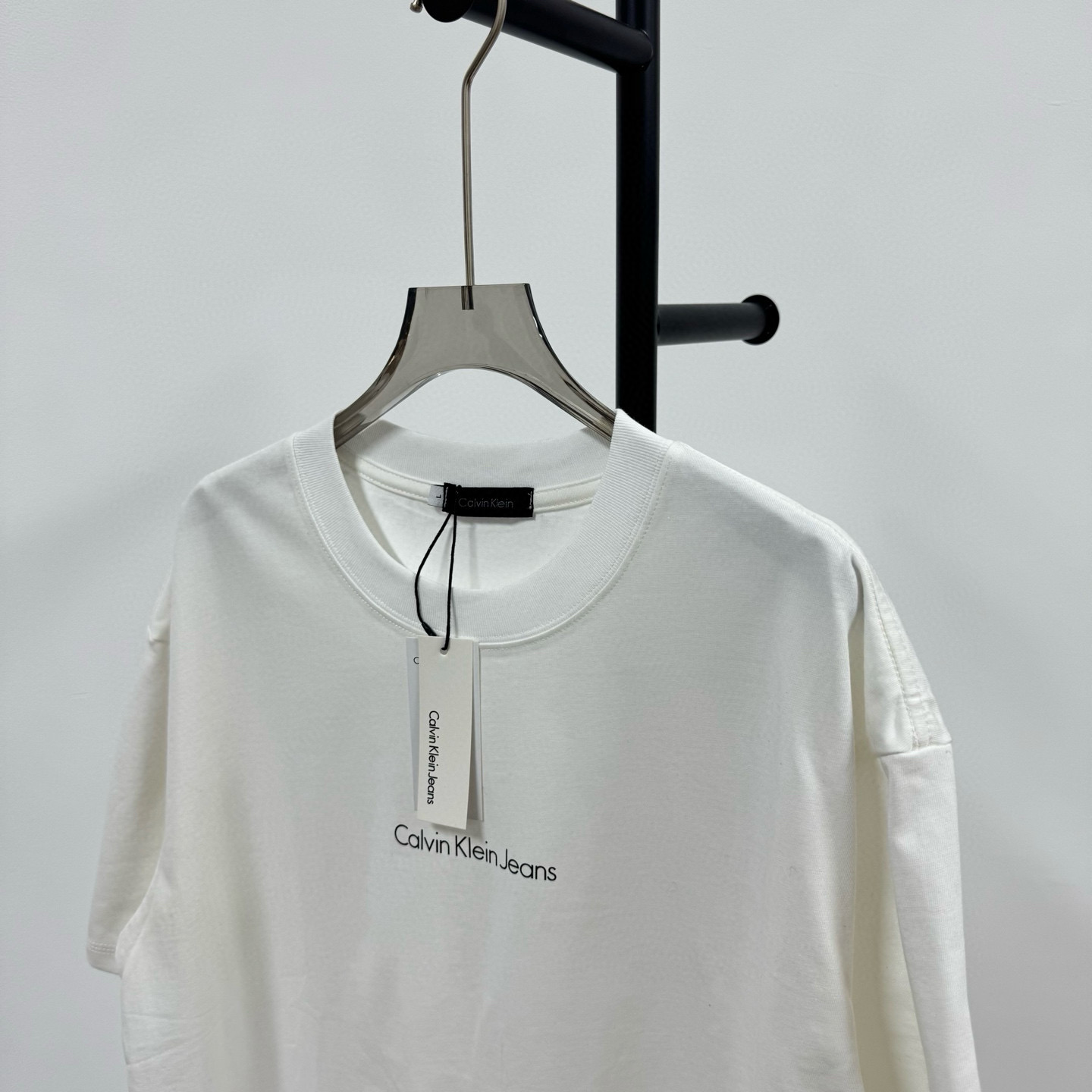 P69💰
Calvin Klein Ck 经典小logo 黑白印花工艺短袖T恤 
@260克32支纯棉双纱 配镭射标

-不上过多吹牛的文案 直接上图上细节 懂行的老板直接看品控 独家背景细节实拍自观 所见即所得!!!

-用心供货只做高版本!! 且把我们的利润压到最低 给足各位老板全方位优势!! 

【实体打包/同行调货/网红博主平台代发 各位老板有量私聊长期合作售后规则 长期供应不下架 可接小批量订单】

@礼盒手提袋非配送 需自购

颜色：黑色 / 白色

尺码：S M L XL

⚠️强调：咱家衣服面料细节老板们可以回去拿别家同款随意对比!! 用心供货区别市面低版本Lj通货!! 那种薄的像纸的、还没穿就起球的、穿上一出汗就黏的、光还没照就薄的透的，就别来沾边了
‼️用心供货只做高版本!!! 且把利润压到最低，给足各位老板优势!!!老板们一定要看清楚我家细节，我家图片均为本人实拍独家背景❤️收到后可以核对质量细节，避免被混发，就算不太懂的集美们，那咱们花小钱买一件穿几年和穿几天的区别我相信都是知道哒😂