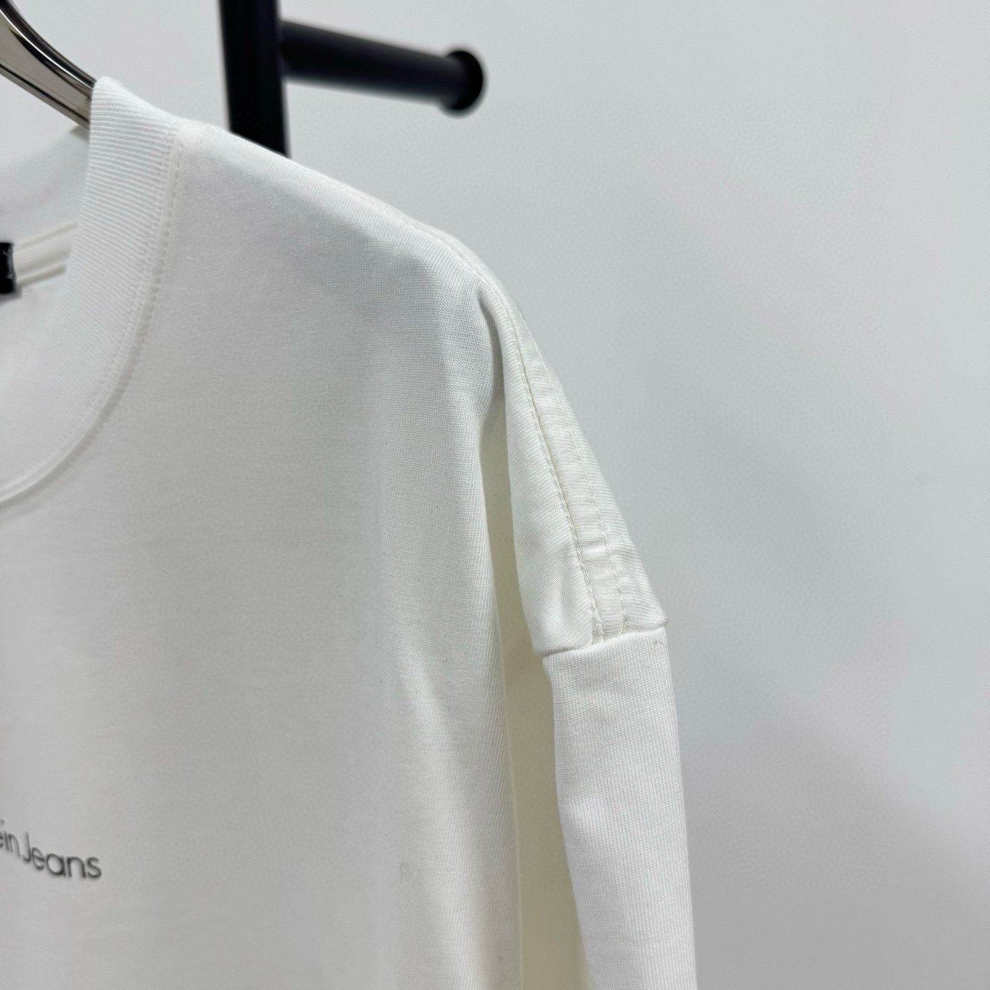 P69💰
Calvin Klein Ck 经典小logo 黑白印花工艺短袖T恤 
@260克32支纯棉双纱 配镭射标

-不上过多吹牛的文案 直接上图上细节 懂行的老板直接看品控 独家背景细节实拍自观 所见即所得!!!

-用心供货只做高版本!! 且把我们的利润压到最低 给足各位老板全方位优势!! 

【实体打包/同行调货/网红博主平台代发 各位老板有量私聊长期合作售后规则 长期供应不下架 可接小批量订单】

@礼盒手提袋非配送 需自购

颜色：黑色 / 白色

尺码：S M L XL

⚠️强调：咱家衣服面料细节老板们可以回去拿别家同款随意对比!! 用心供货区别市面低版本Lj通货!! 那种薄的像纸的、还没穿就起球的、穿上一出汗就黏的、光还没照就薄的透的，就别来沾边了
‼️用心供货只做高版本!!! 且把利润压到最低，给足各位老板优势!!!老板们一定要看清楚我家细节，我家图片均为本人实拍独家背景❤️收到后可以核对质量细节，避免被混发，就算不太懂的集美们，那咱们花小钱买一件穿几年和穿几天的区别我相信都是知道哒😂