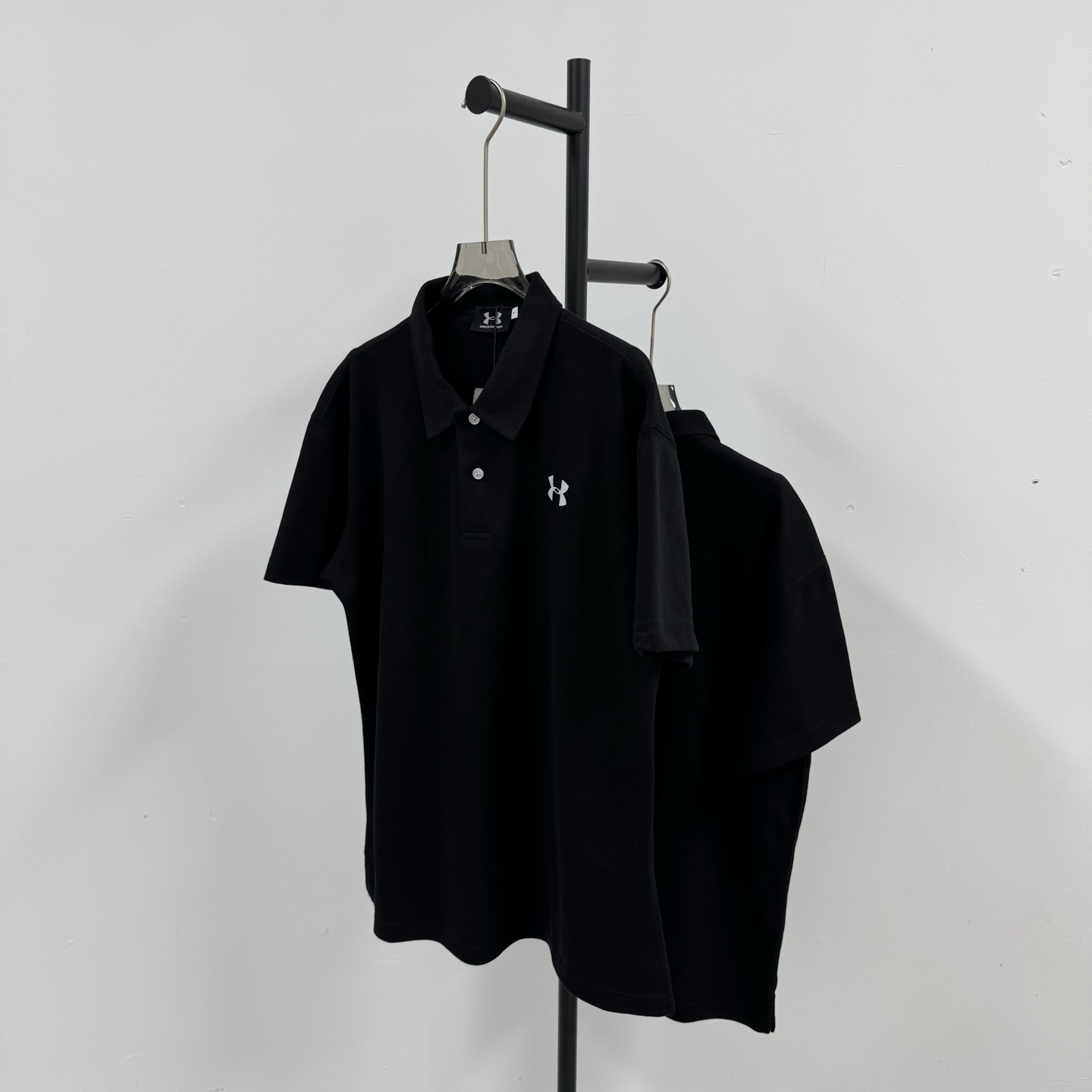 P95💰
Under Armour 安德玛 经典印花小横标 重工艺小标 落肩款纯色POLO衬衫领短袖
@280克网眼珠地棉
(Polo系列主推有量请私聊客服 可定制)
-不上过多吹牛的文案 直接上图上细节 懂行的老板直接看品控 独家背景细节实拍自观 所见即所得!!!
-用心供货只做高版本!! 且把我们的利润压到最低 给足各位老板全方位优势!!
【实体打包/同行调货/网红博主平台代发 各位老板有量私聊长期合作售后规则 长期供应不下架 可接小批量订单】
@礼盒手提袋非配送 需自购
颜色:黑色 / 白色 / 藏青色
尺码:M L XL XXL
⚠️强调:咱家衣服面料细节老板们可以回去拿别家同款随意对比!! 用心供货区别市面低版本Lj通货!! 那种薄的像纸的、还没穿就起球的、穿上一出汗就黏的、光还没照就薄的透的,就别来沾边了
‼️用心供货只做高版本!!! 且把利润压到最低,给足各位老板优势!!!老板们一定要看清楚我家细节,我家图片均为本人实拍独家背景❤️收到后可以核对质量细节,避免被混发,就算不太懂的集美们,那咱们花小钱买一件穿几年和穿几天的区别我相信都是知道哒😂