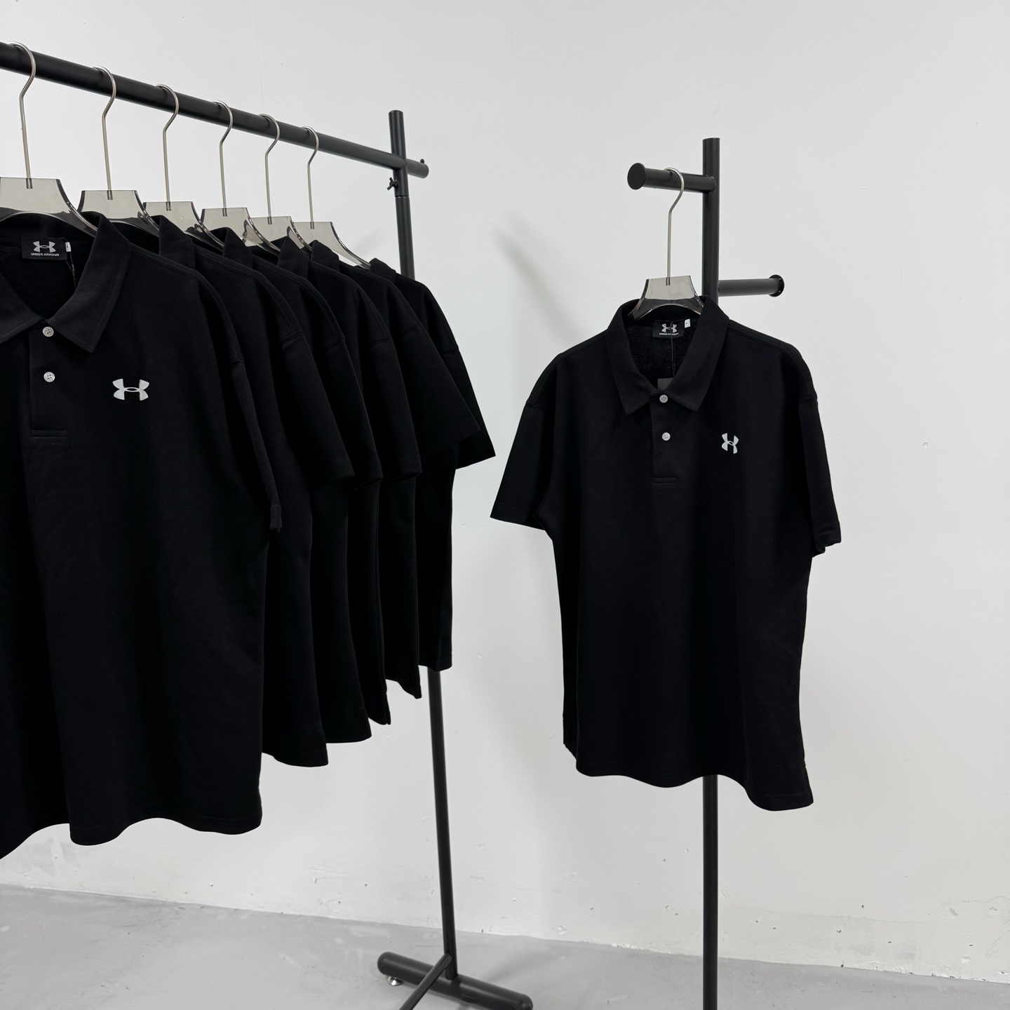 P95💰
Under Armour 安德玛 经典印花小横标 重工艺小标 落肩款纯色POLO衬衫领短袖
@280克网眼珠地棉
(Polo系列主推有量请私聊客服 可定制)
-不上过多吹牛的文案 直接上图上细节 懂行的老板直接看品控 独家背景细节实拍自观 所见即所得!!!
-用心供货只做高版本!! 且把我们的利润压到最低 给足各位老板全方位优势!!
【实体打包/同行调货/网红博主平台代发 各位老板有量私聊长期合作售后规则 长期供应不下架 可接小批量订单】
@礼盒手提袋非配送 需自购
颜色:黑色 / 白色 / 藏青色
尺码:M L XL XXL
⚠️强调:咱家衣服面料细节老板们可以回去拿别家同款随意对比!! 用心供货区别市面低版本Lj通货!! 那种薄的像纸的、还没穿就起球的、穿上一出汗就黏的、光还没照就薄的透的,就别来沾边了
‼️用心供货只做高版本!!! 且把利润压到最低,给足各位老板优势!!!老板们一定要看清楚我家细节,我家图片均为本人实拍独家背景❤️收到后可以核对质量细节,避免被混发,就算不太懂的集美们,那咱们花小钱买一件穿几年和穿几天的区别我相信都是知道哒😂