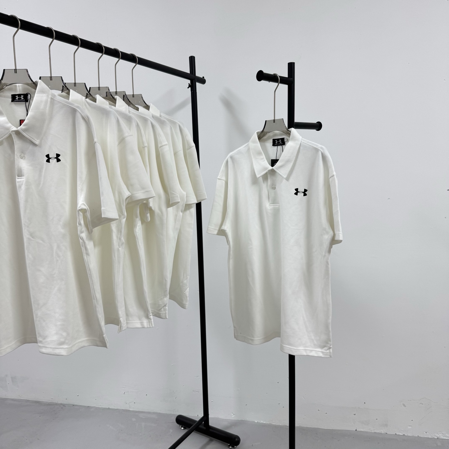 P95💰
Under Armour 安德玛 经典印花小横标 重工艺小标 落肩款纯色POLO衬衫领短袖
@280克网眼珠地棉
(Polo系列主推有量请私聊客服 可定制)
-不上过多吹牛的文案 直接上图上细节 懂行的老板直接看品控 独家背景细节实拍自观 所见即所得!!!
-用心供货只做高版本!! 且把我们的利润压到最低 给足各位老板全方位优势!!
【实体打包/同行调货/网红博主平台代发 各位老板有量私聊长期合作售后规则 长期供应不下架 可接小批量订单】
@礼盒手提袋非配送 需自购
颜色:黑色 / 白色 / 藏青色
尺码:M L XL XXL
⚠️强调:咱家衣服面料细节老板们可以回去拿别家同款随意对比!! 用心供货区别市面低版本Lj通货!! 那种薄的像纸的、还没穿就起球的、穿上一出汗就黏的、光还没照就薄的透的,就别来沾边了
‼️用心供货只做高版本!!! 且把利润压到最低,给足各位老板优势!!!老板们一定要看清楚我家细节,我家图片均为本人实拍独家背景❤️收到后可以核对质量细节,避免被混发,就算不太懂的集美们,那咱们花小钱买一件穿几年和穿几天的区别我相信都是知道哒😂