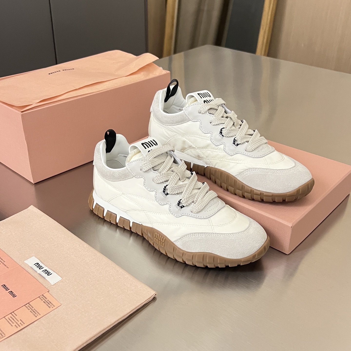 NO:648550,MiuMiu 2025 spring and summer moral training shoes make an elegant appearance. This pair is really amazing!  The comfort instantly hits your feet~ It’s as light as walking on clouds. It gives you a sense of luxury no matter how you wear it. The minimalist lines outline Miu Miu’s unique avant-garde temperament. The thick sole design quietly lengthens the leg lines. Every detail is full of surprises!  The retro logo embellishes the tongue and heel, injecting soul into the simple design. Whether it is jeans or a small skirt, it can be easily worn, and the casual sense of fashion is just right~ It is very suitable for daily commuting or weekend outings. I can already imagine the lazy and high-end feeling of wearing a white shirt and wide-leg pants~ #miumiu德修 Shoes #高SenseOutfit #Niche item recommendation Original custom-made cow suede fabric, original custom-made cowhide lining, original open-molded non-slip rubber outsole  Size 35-40 Color off-white black gray yellow military green, casual shoes/sports shoes, miumiu, sneakers, skirts, jeans, shirts, cowhide19860909MiuMiu 2025春夏德训鞋 优雅登场 这双真的绝了！上脚瞬间被舒适度圈粉～轻盈得像踩着云朵走路 随便搭都高级感拉满,极简线条勾勒出MiuMiu独有的前卫气质,厚底设计悄悄拉长腿部线条 细节处处是惊喜！复古徽标点缀鞋舌与后跟,为简约设计注入灵魂.不管是牛仔裤还是小裙子都能轻松驾驭,那种漫不经心的时髦感拿捏得刚刚好～ 日常通勤还是周末出游都超合适,已经能想象搭白衬衫和阔腿裤的慵懒高级感了～ #miumiu德训鞋 #高级感穿搭 #小众单品推荐 面料原版定制布料牛反绒  内里原版定制牛皮里 鞋底原版开模防滑橡胶大底 码数35-40 颜色米白色 黑色 灰色 黄色 军绿色,休闲鞋/运动鞋,miumiu,sneakers,skirts,jeans,shirts,cowhide,Women's Shoes