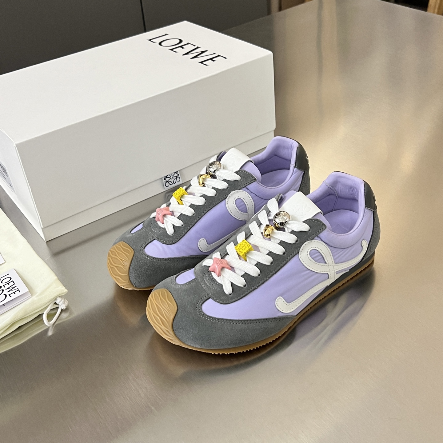 NO:648586,LOEWE Star-identical ballet running shoes｜High-end treasure sneakers. These LOEWE Ballet Runner 2.0 letter-blocked color-blocked Forrest Gump shoes are really amazing. The asymmetrical design of the toe and the wavy rubber sole extend to the brand logo. Every detail says 'I am expensive'!  The 3D injection molded rubber logo on the heel has excellent texture. The original customized fabric is matched with genuine leather suede. The lining is made of skin-friendly lambskin. The upper is so light and comfortable that you don’t want to take it off. It has a retro and fashionable tone. It can be worn casually and has a perfect sense of luxury. #Celebrity Same Style #LOEWE Ballet Running Shoes #Niche Sports Shoes #Advanced Sense of Wear Size 35-40 Color White Black Pink Brown Gray Purple  white blue,casual shoes/sports shoes,loewe,loewe,sneakers,sheepskin19860909LOEWE 罗意威 明星同款芭蕾跑鞋｜高级感拉满的宝藏运动鞋 这款LOEWE Ballet Runner 2.0字母拼色阿甘鞋真的绝了 鞋头不对称设计波浪纹橡胶底延伸至品牌标识 每一个细节都写着「我很贵」！ 后跟3D注塑橡胶徽标质感超群 原版定制面料搭配真皮牛反绒 内里更是用了亲肤小羊皮 上脚轻盈舒适到不想脱下来 复古又时髦的调调 随便搭都高级感满分 #明星同款 #LOEWE芭蕾跑鞋 #小众运动鞋 #高级感穿搭 码数35-40 颜色白色 黑色 粉色 咖啡色 灰紫色 白蓝色,休闲鞋/运动鞋,loewe,loewe,sneakers,sheepskin,Women's Shoes