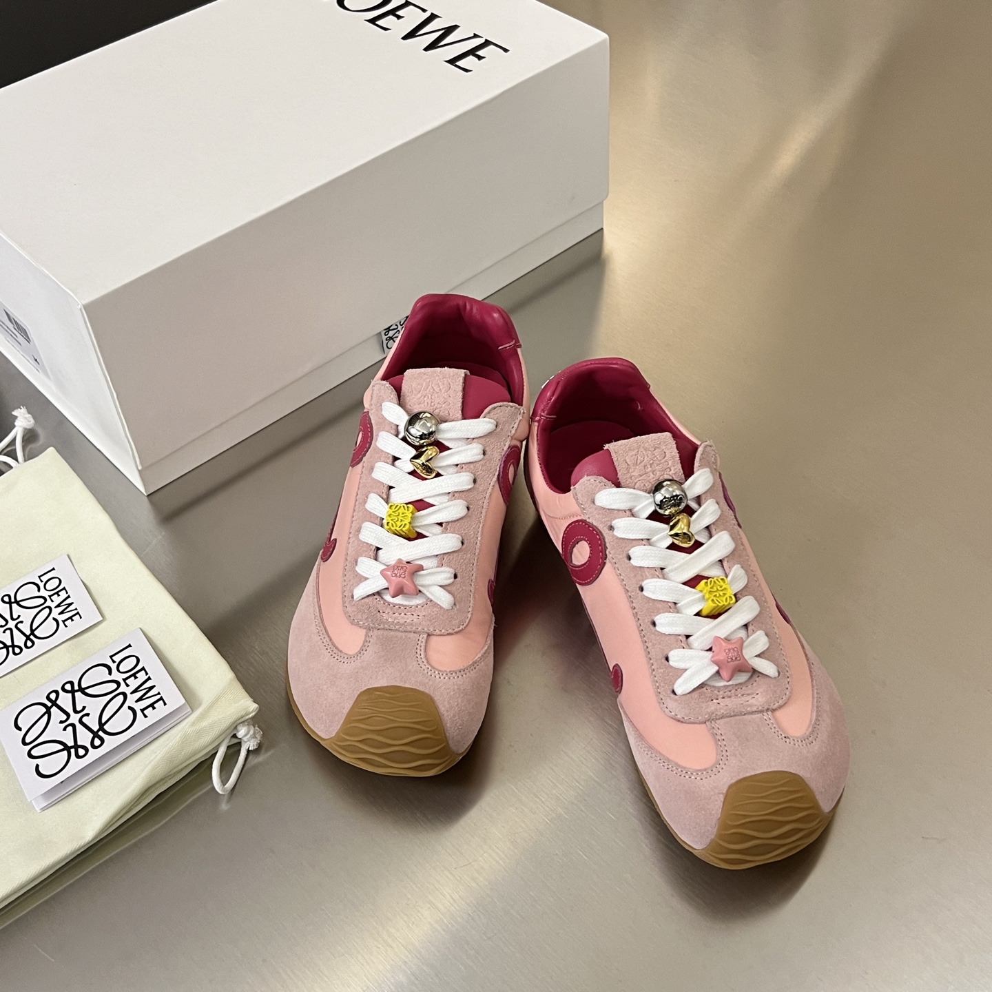 NO:648540,LOEWE Star-identical ballet running shoes｜High-end treasure sneakers. These LOEWE Ballet Runner 2.0 letter-blocked color-blocked Forrest Gump shoes are really amazing. The asymmetrical design of the toe and the wavy rubber sole extend to the brand logo. Every detail says 'I am expensive'!  The 3D injection molded rubber logo on the heel has excellent texture. The original customized fabric is matched with genuine leather suede. The lining is made of skin-friendly lambskin. The upper is so light and comfortable that you don’t want to take it off. It has a retro and fashionable tone. It can be worn casually and has a perfect sense of luxury. #Celebrity Same Style #LOEWE Ballet Running Shoes #Niche Sports Shoes #Advanced Sense of Wear Size 35-40 Color White Black Pink Brown Gray Purple  white blue,casual shoes/sports shoes,loewe,loewe,sneakers,sheepskin19860909LOEWE 罗意威 明星同款芭蕾跑鞋｜高级感拉满的宝藏运动鞋 这款LOEWE Ballet Runner 2.0字母拼色阿甘鞋真的绝了 鞋头不对称设计波浪纹橡胶底延伸至品牌标识 每一个细节都写着「我很贵」！ 后跟3D注塑橡胶徽标质感超群 原版定制面料搭配真皮牛反绒 内里更是用了亲肤小羊皮 上脚轻盈舒适到不想脱下来 复古又时髦的调调 随便搭都高级感满分 #明星同款 #LOEWE芭蕾跑鞋 #小众运动鞋 #高级感穿搭 码数35-40 颜色白色 黑色 粉色 咖啡色 灰紫色 白蓝色,休闲鞋/运动鞋,loewe,loewe,sneakers,sheepskin,Women's Shoes