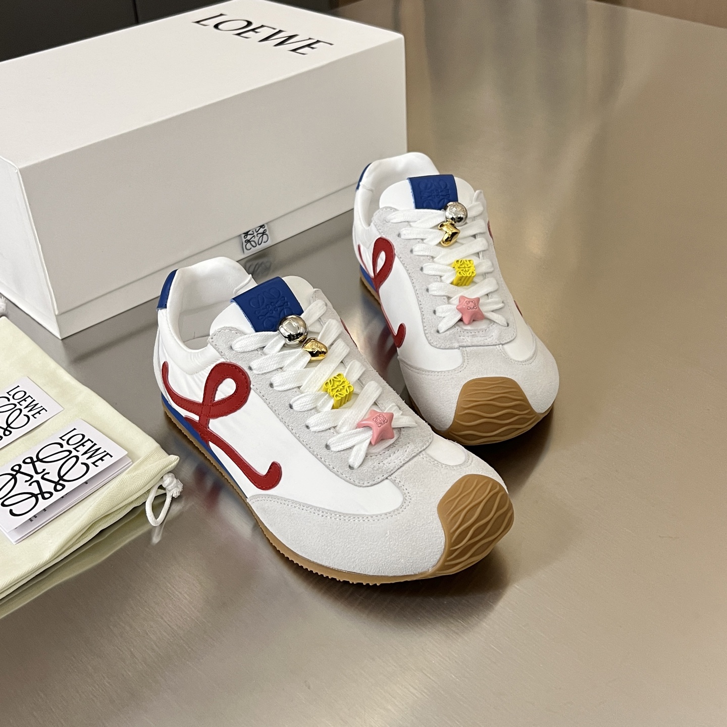 NO:648574,240 LOEWE star-matched ballet running shoes｜Treasure sneakers full of high-end sense. These LOEWE Ballet Runner 2.0 letter-blocked color-blocked Forrest Gump shoes are really amazing. The asymmetrical design of the toe and the wavy rubber sole extend to the brand logo. Every detail says 'I am expensive'!  The 3D injection molded rubber logo on the heel has excellent texture. The original customized fabric is matched with genuine leather suede. The lining is made of skin-friendly lambskin. The upper is so light and comfortable that you don’t want to take it off. It has a retro and fashionable tone. It can be worn casually and has a perfect sense of luxury. #Celebrity Same Style #LOEWE Ballet Running Shoes #Niche Sports Shoes #Advanced Sense of Wear Size 35-40 Color White Black Pink Brown Gray Purple  white blue,casual shoes/sports shoes,loewe,loewe,sneakers,sheepskin19860909240 LOEWE 罗意威 明星同款芭蕾跑鞋｜高级感拉满的宝藏运动鞋 这款LOEWE Ballet Runner 2.0字母拼色阿甘鞋真的绝了 鞋头不对称设计波浪纹橡胶底延伸至品牌标识 每一个细节都写着「我很贵」！ 后跟3D注塑橡胶徽标质感超群 原版定制面料搭配真皮牛反绒 内里更是用了亲肤小羊皮 上脚轻盈舒适到不想脱下来 复古又时髦的调调 随便搭都高级感满分 #明星同款 #LOEWE芭蕾跑鞋 #小众运动鞋 #高级感穿搭 码数35-40 颜色白色 黑色 粉色 咖啡色 灰紫色 白蓝色,休闲鞋/运动鞋,loewe,loewe,sneakers,sheepskin,Women's Shoes