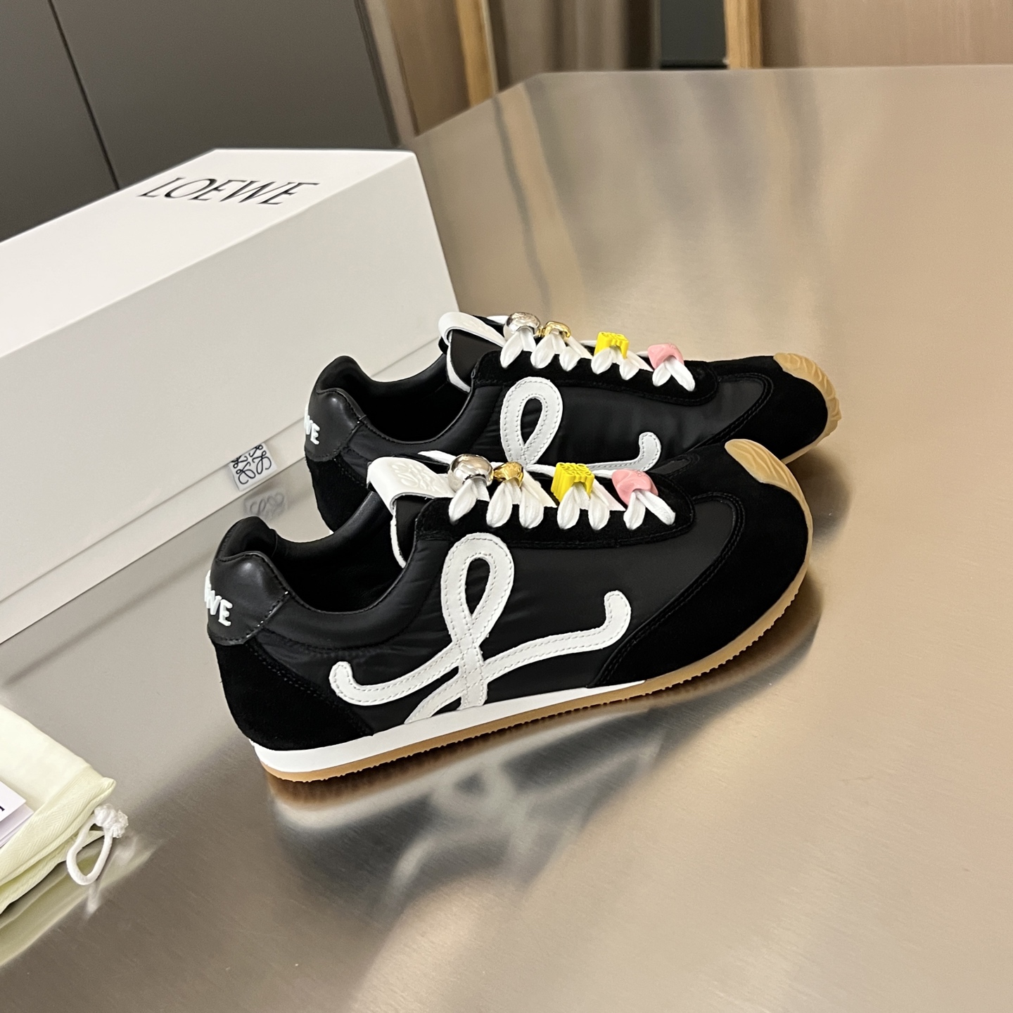 NO:648580,LOEWE Star-identical ballet running shoes｜High-end treasure sneakers. These LOEWE Ballet Runner 2.0 letter-blocked color-blocked Forrest Gump shoes are really amazing. The asymmetrical design of the toe and the wavy rubber sole extend to the brand logo. Every detail says 'I am expensive'!  The 3D injection molded rubber logo on the heel has excellent texture. The original customized fabric is matched with genuine leather suede. The lining is made of skin-friendly lambskin. The upper is so light and comfortable that you don’t want to take it off. It has a retro and fashionable tone. It can be worn casually and has a perfect sense of luxury. #Celebrity Same Style #LOEWE Ballet Running Shoes #Niche Sports Shoes #Advanced Sense of Wear Size 35-40 Color White Black Pink Brown Gray Purple  white blue,casual shoes/sports shoes,loewe,loewe,sneakers,sheepskin19860909LOEWE 罗意威 明星同款芭蕾跑鞋｜高级感拉满的宝藏运动鞋 这款LOEWE Ballet Runner 2.0字母拼色阿甘鞋真的绝了 鞋头不对称设计波浪纹橡胶底延伸至品牌标识 每一个细节都写着「我很贵」！ 后跟3D注塑橡胶徽标质感超群 原版定制面料搭配真皮牛反绒 内里更是用了亲肤小羊皮 上脚轻盈舒适到不想脱下来 复古又时髦的调调 随便搭都高级感满分 #明星同款 #LOEWE芭蕾跑鞋 #小众运动鞋 #高级感穿搭 码数35-40 颜色白色 黑色 粉色 咖啡色 灰紫色 白蓝色,休闲鞋/运动鞋,loewe,loewe,sneakers,sheepskin,Women's Shoes